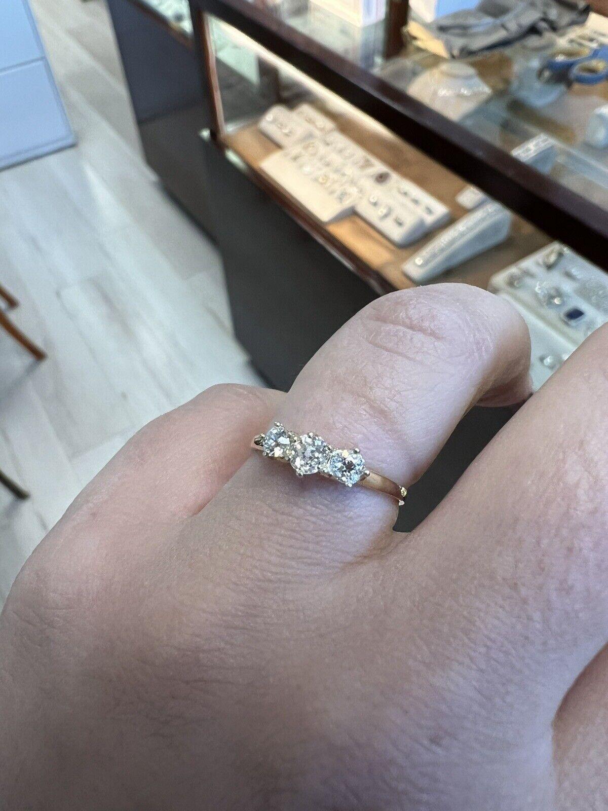 Tiffany & Co. Antiker 18k Gelbgold & Drei Stein Diamant Ring CIRCA 1900s

Hier haben Sie die Chance, einen wunderschönen Designer-Ring mit hohem Sammlerwert zu erwerben.  

Die Ringgröße ist eine 6, der Mittelstein ist 0,20 Punkte und die