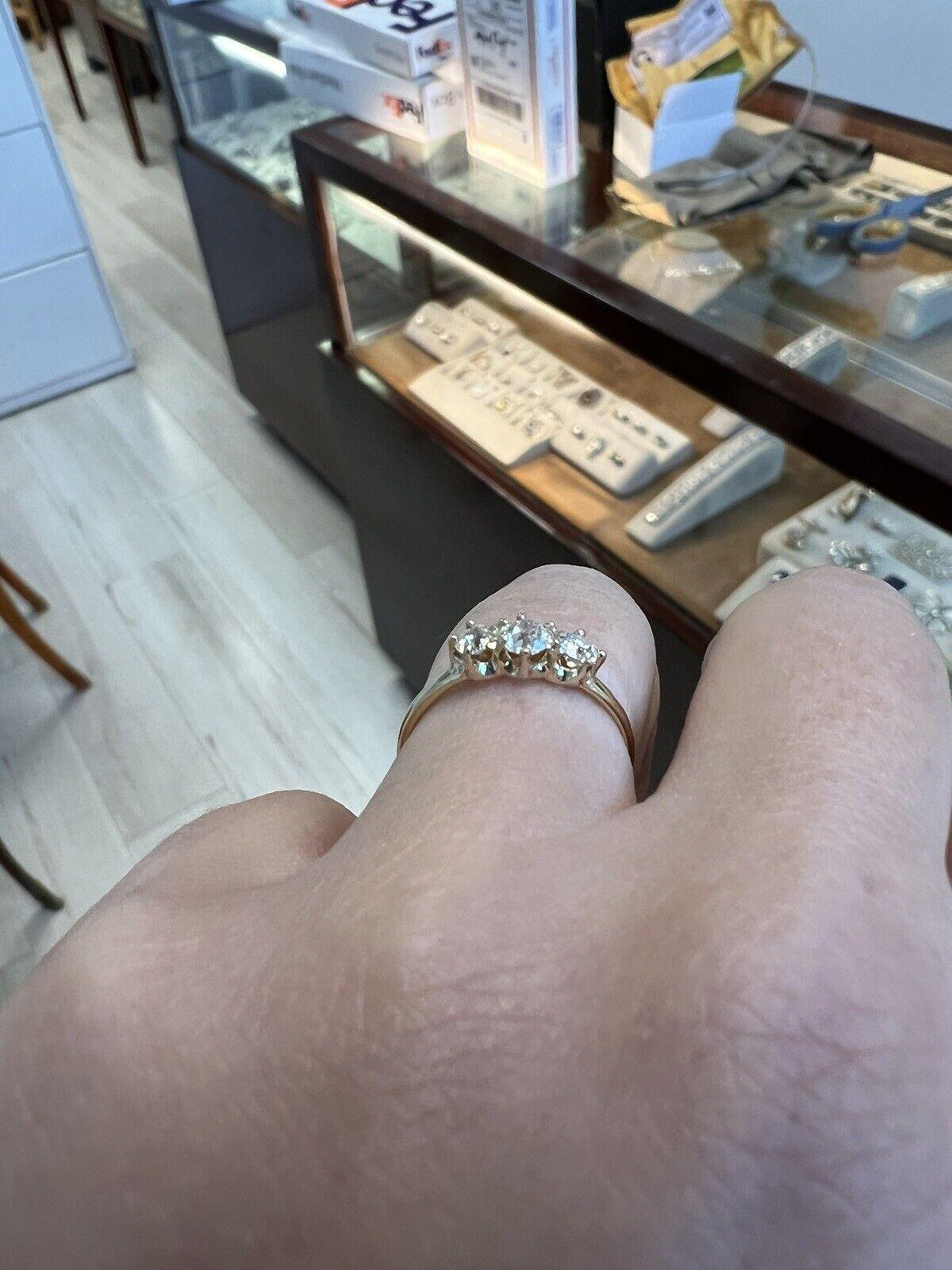 ANTIQUE TIFFANY & CO. 18k Gelbgold & Diamantring mit drei Steinen im Kissenschliff (Antiker Kissenschliff)