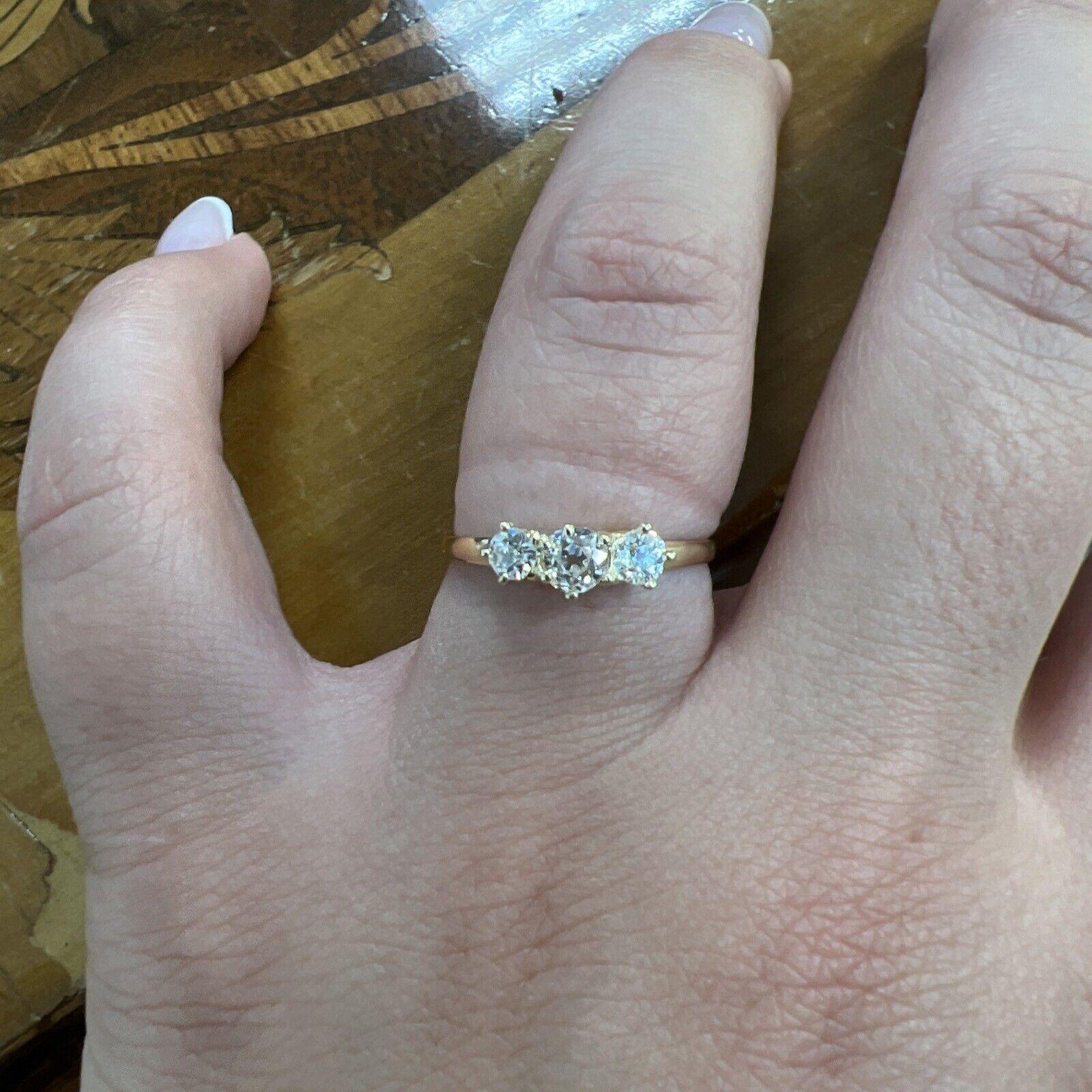 ANTIQUE TIFFANY & CO. 18k Gelbgold & Diamantring mit drei Steinen im Kissenschliff im Zustand „Hervorragend“ in Beverly Hills, CA