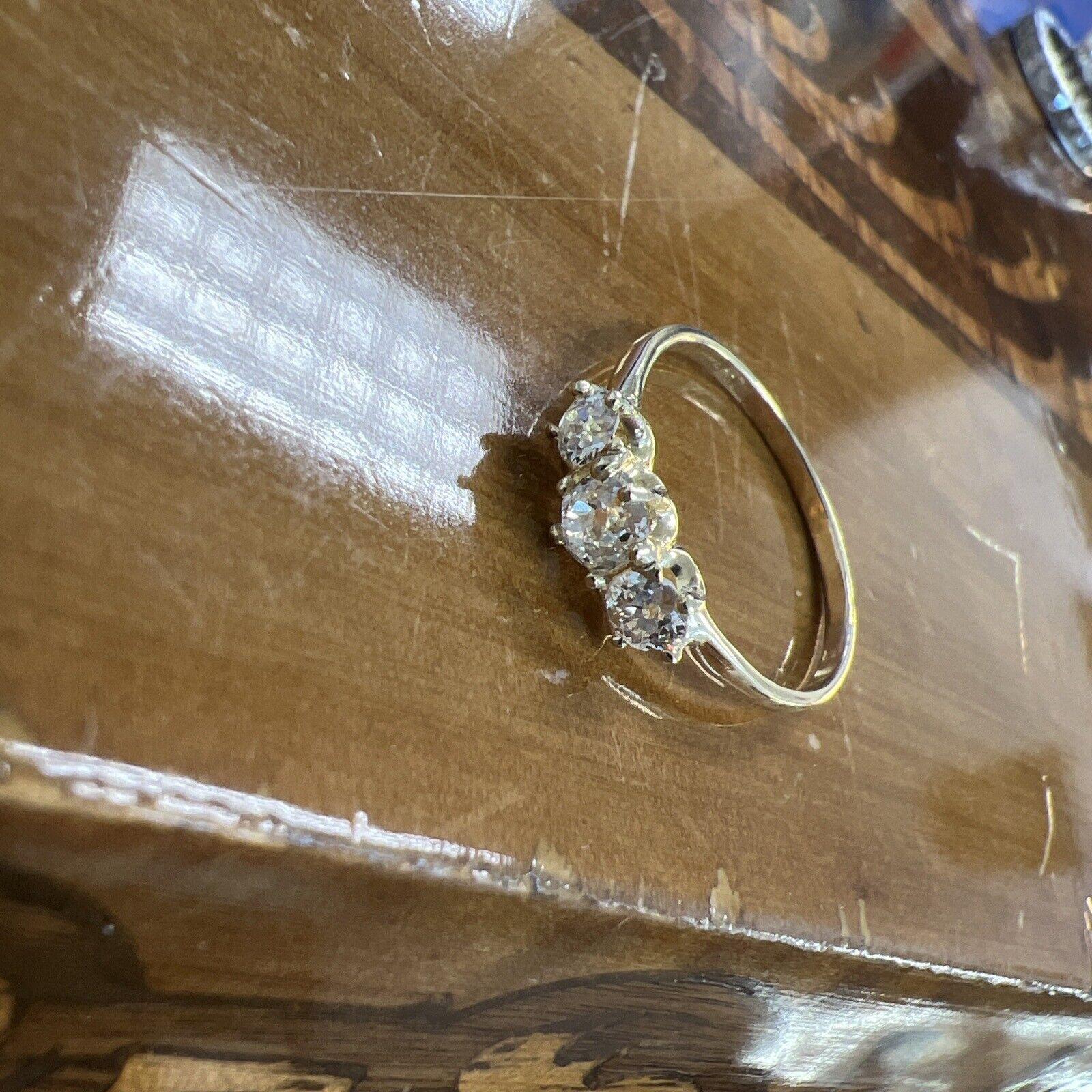 ANTIQUE TIFFANY & CO. 18k Gelbgold & Diamantring mit drei Steinen im Kissenschliff für Damen oder Herren