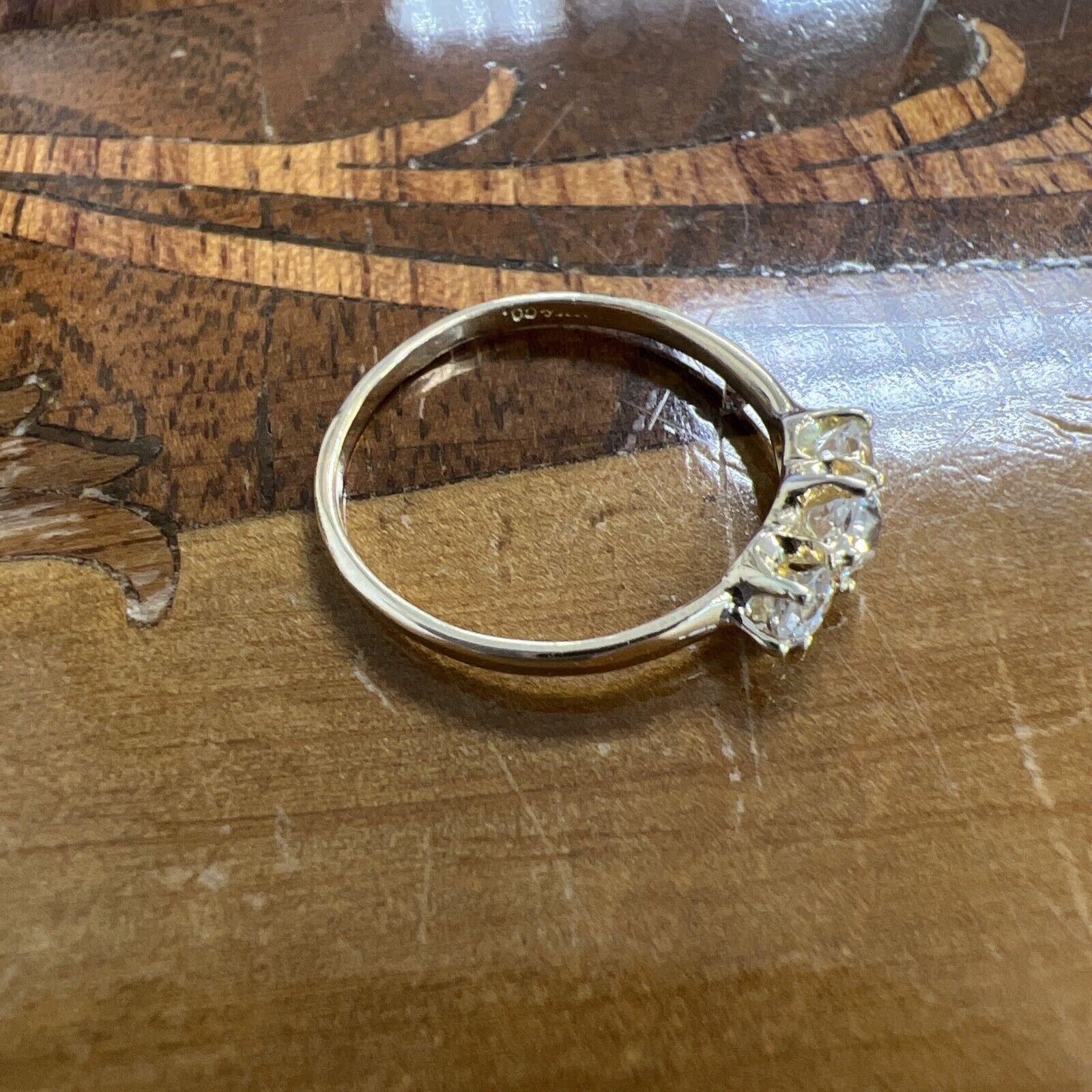 ANTIQUE TIFFANY & CO. 18k Gelbgold & Diamantring mit drei Steinen im Kissenschliff 2