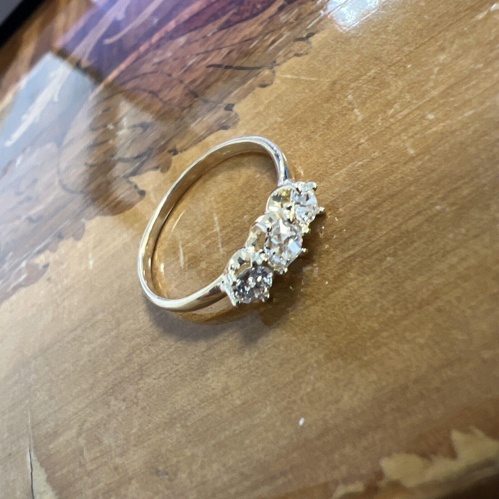 ANTIQUE TIFFANY & CO. 18k Gelbgold & Diamantring mit drei Steinen im Kissenschliff 3