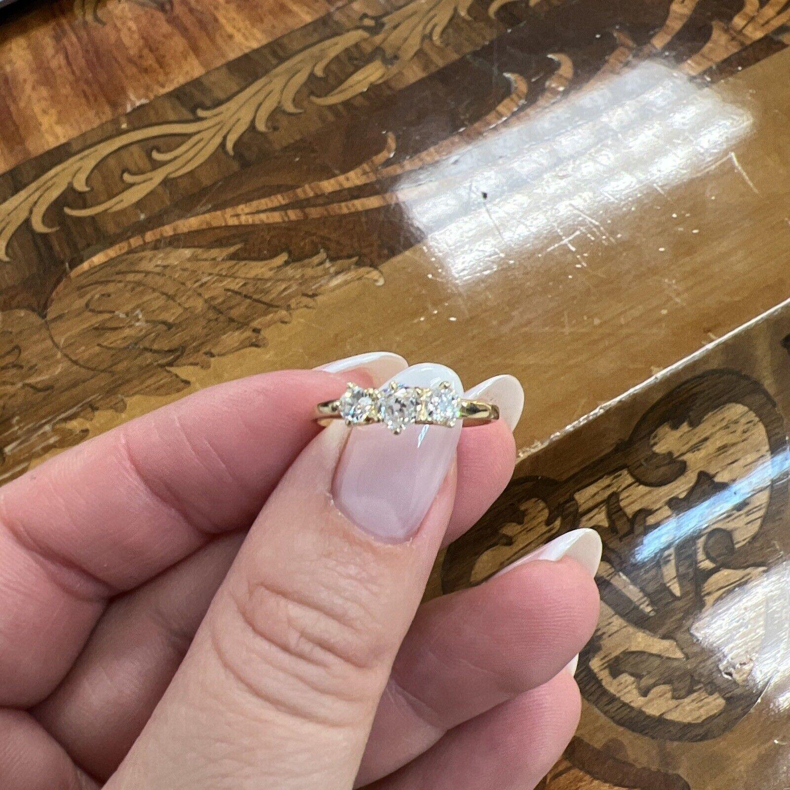 ANTIQUE TIFFANY & CO. 18k Gelbgold & Diamantring mit drei Steinen im Kissenschliff 4