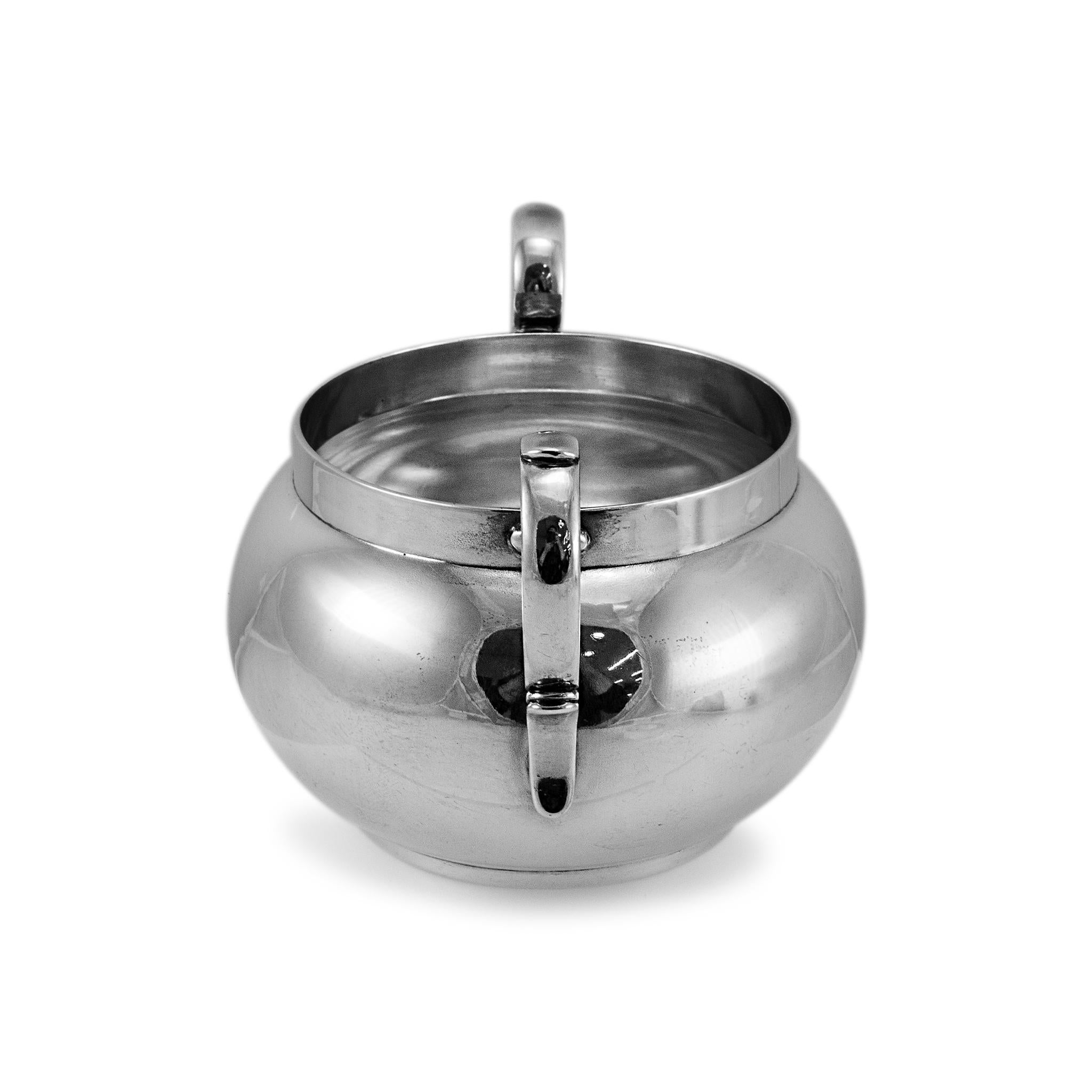 Marchio: Tiffany & Co.

Tipo di metallo: Argento 925

Larghezza: 4,50 pollici

Diametro: 3,75 pollici

Altezza: 3,25 pollici

Profondità: 2,50 pollici

Peso: 144,58 grammi

Ciotola a doppio manico in argento antico Tiffany & Co. 925. Il metallo è