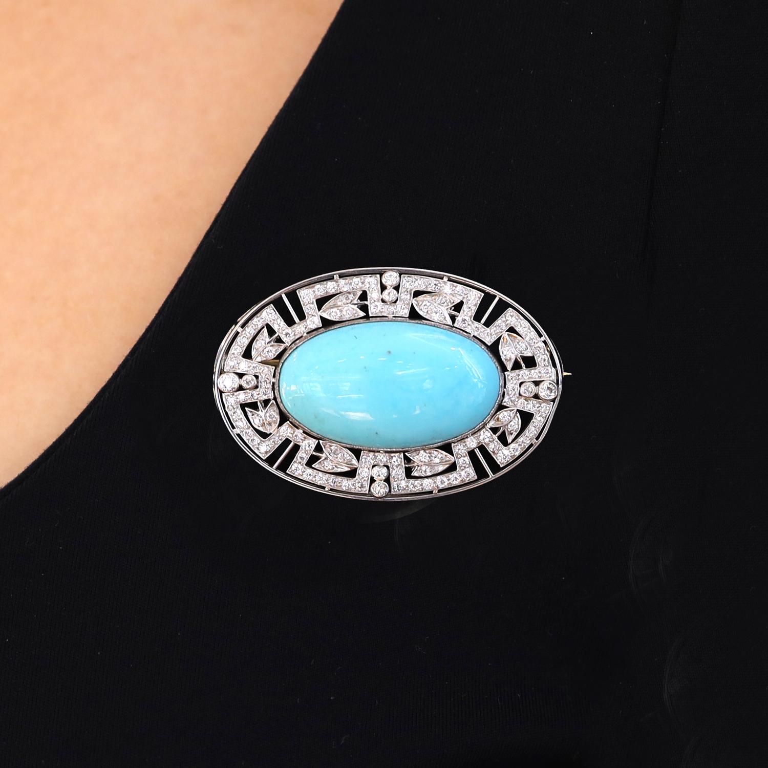 Extraordinario broche de turquesa de la época Art decó de Tiffany and Company. Centrada por una turquesa azul huevo de petirrojo de sorprendente belleza en un marco de platino con incrustaciones de diamantes de inspiración arquitectónica. El 1