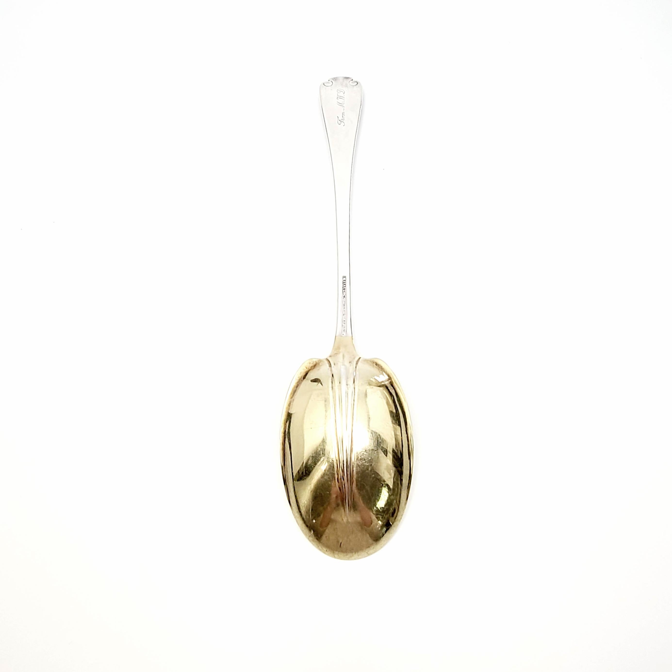 Cucchiaio da insalata in argento sterling con lavaggio in oro di Tiffany & Co. con motivo fiammingo.

Ci sono due monogrammi su ciascun lato del manico, quello anteriore sembra essere JDA, quello posteriore sembra essere From: MWD.

Bellissimo