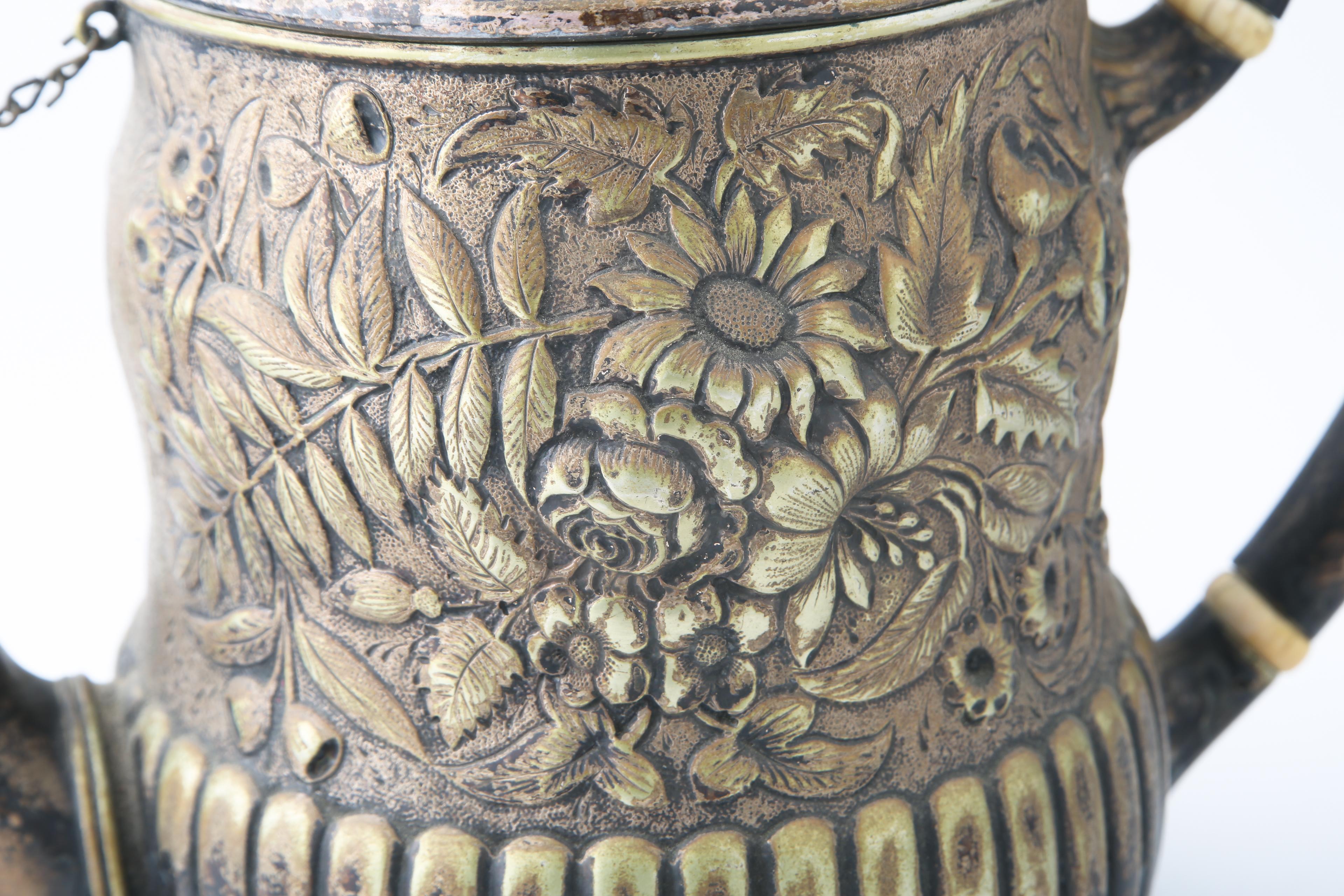 Antike versilberte Teekanne mit Blumenrepousse von Tiffany & Co., 8358 (Art nouveau) im Angebot