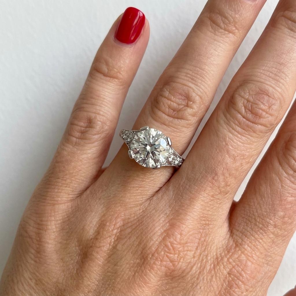 Un anello di fidanzamento antico di Tiffany & Co., raro e di squisita fattura, che mette in mostra uno splendido diamante taglio vecchio da 2,15 carati certificato da GIA con colore I e purezza VS1. Il diamante è splendidamente presentato in una