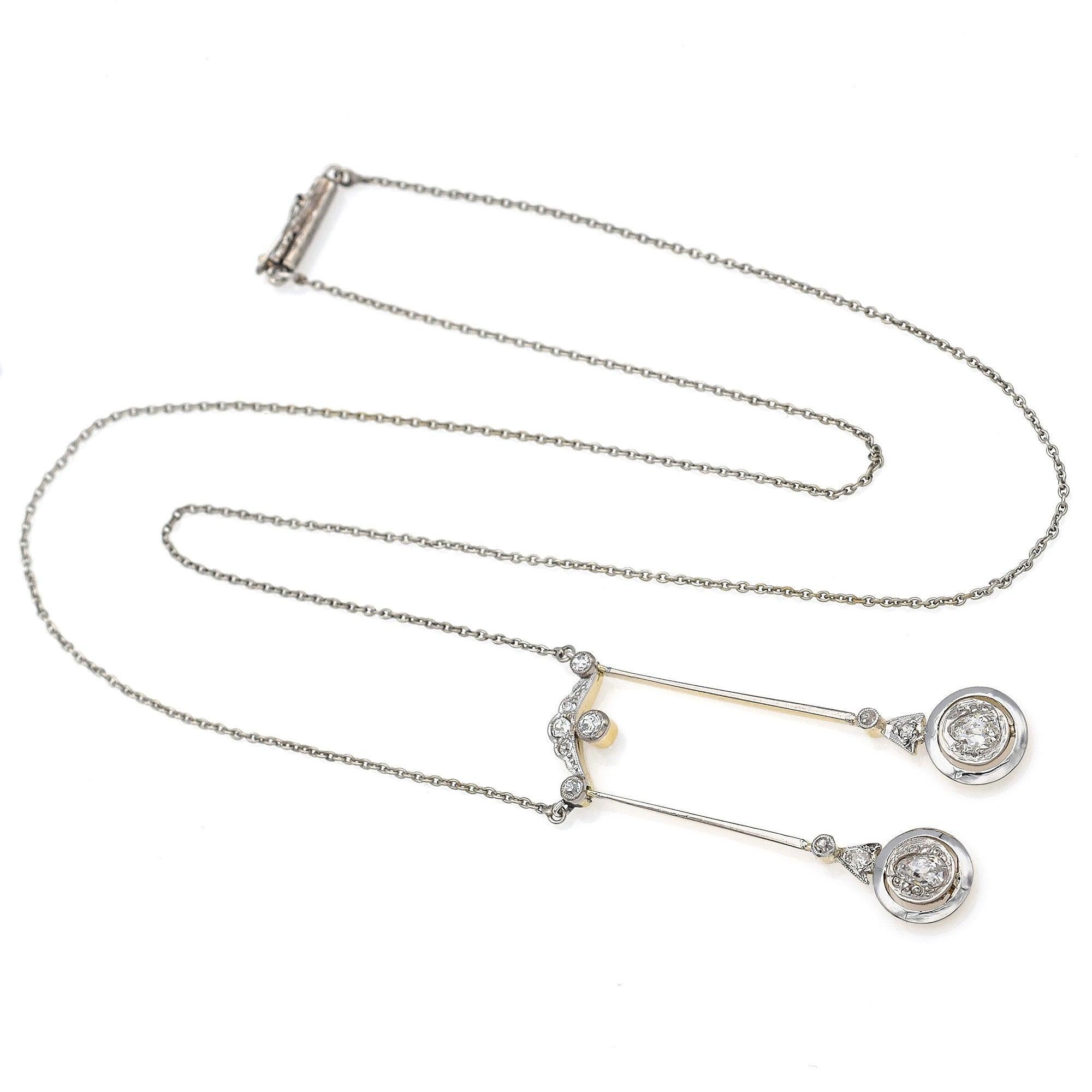 Belle Époque Collier pendentif ancien en platine et or 14 carats avec diamants 0,59 carat en vente