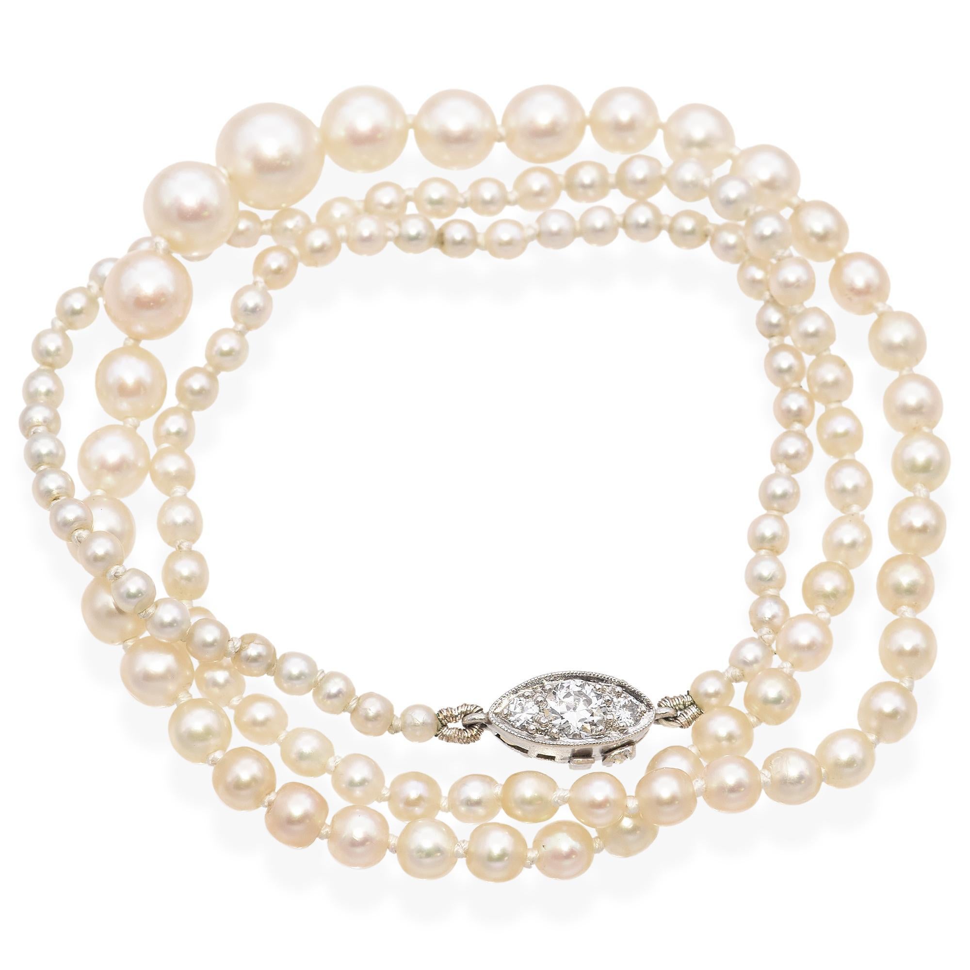 Una obra maestra de elegancia atemporal, este collar antiguo de Tiffany & Co. exhibe la refinada belleza de una rara perla natural certificada por el GIA, acentuada por exquisitos diamantes talla antigua, todo ello engastado en lujoso platino. La
