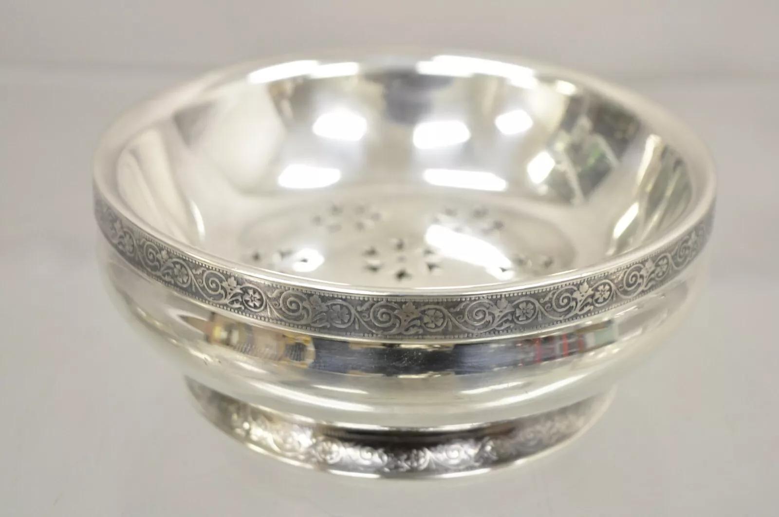Antiguo Tiffany & Co. Plato para queso y mantequilla chapado en plata 90' 30. La pieza tiene el borde y la base decorados con volutas, un colector perforado extraíble y el sello original. Monograma original 
