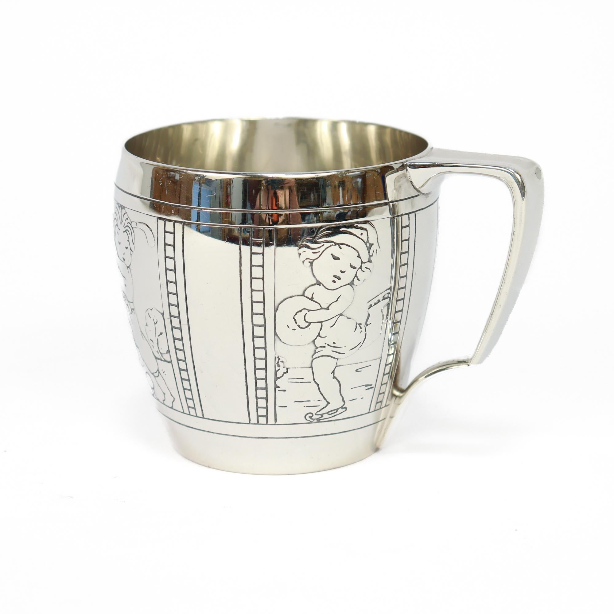 Una bella tazza d'argento antica firmata Sporting per bambini.

Da Tiffany & Co.

In argento sterling. 

Decorato lungo la circonferenza con scene di bambini che praticano vari sport, tra cui baseball, tennis, golf e pattinaggio sul ghiaccio.