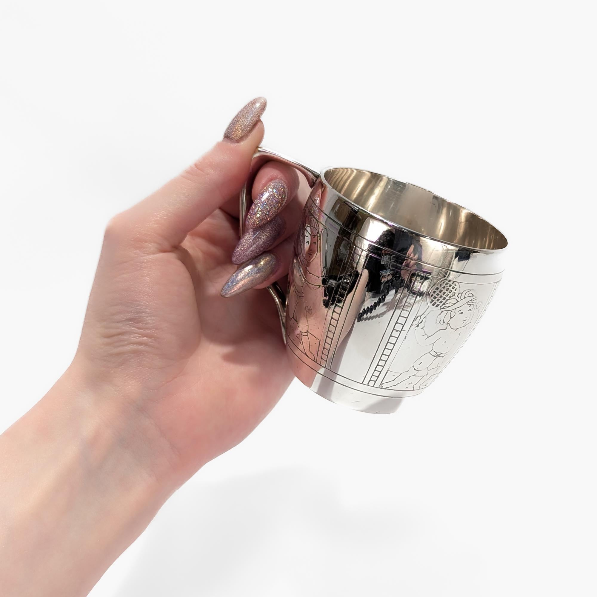 Mid-Century moderno Antico Tiffany & Co. Tazza per bambini in argento sterling con tennis, golf e baseball in vendita