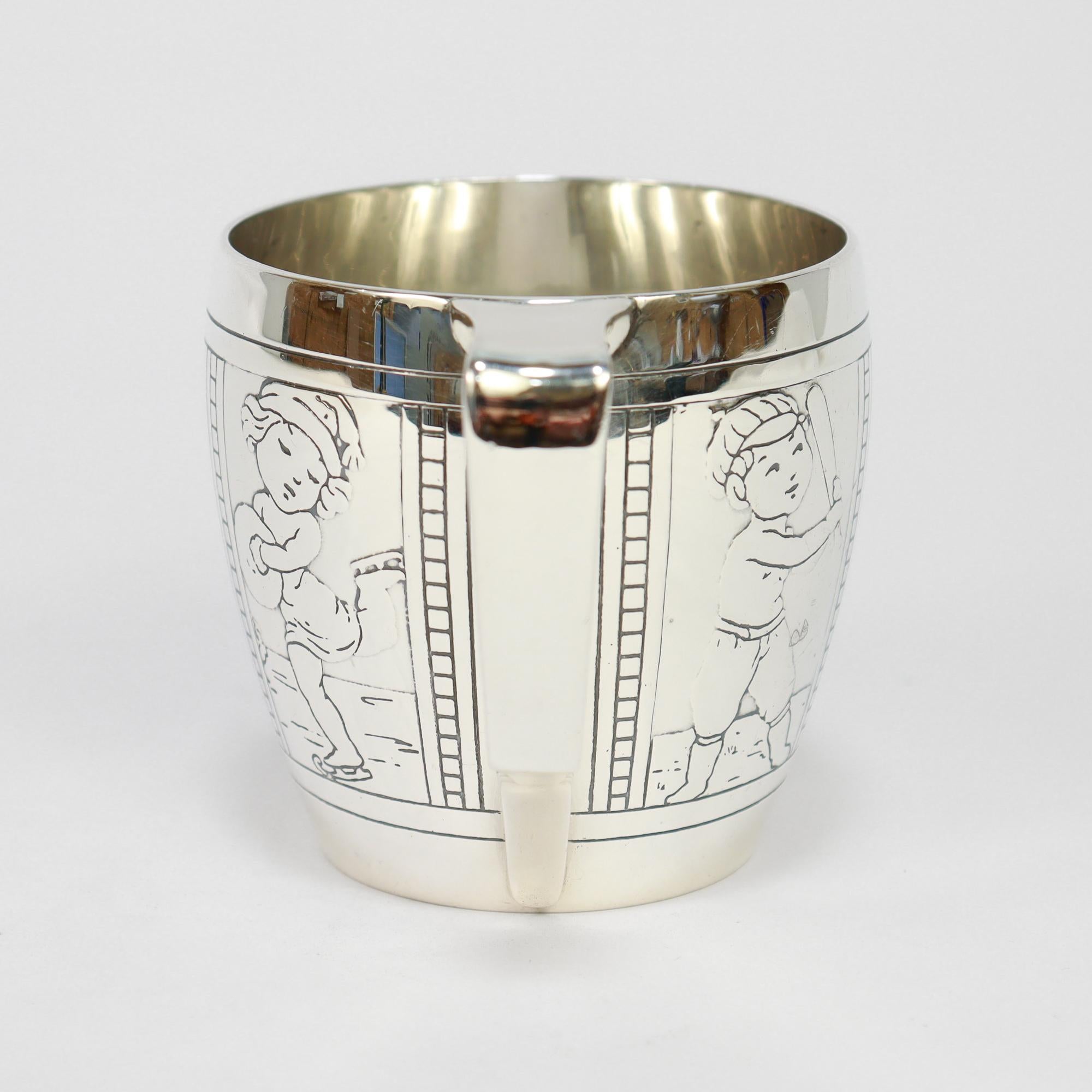 Antico Tiffany & Co. Tazza per bambini in argento sterling con tennis, golf e baseball In condizioni buone in vendita a Philadelphia, PA