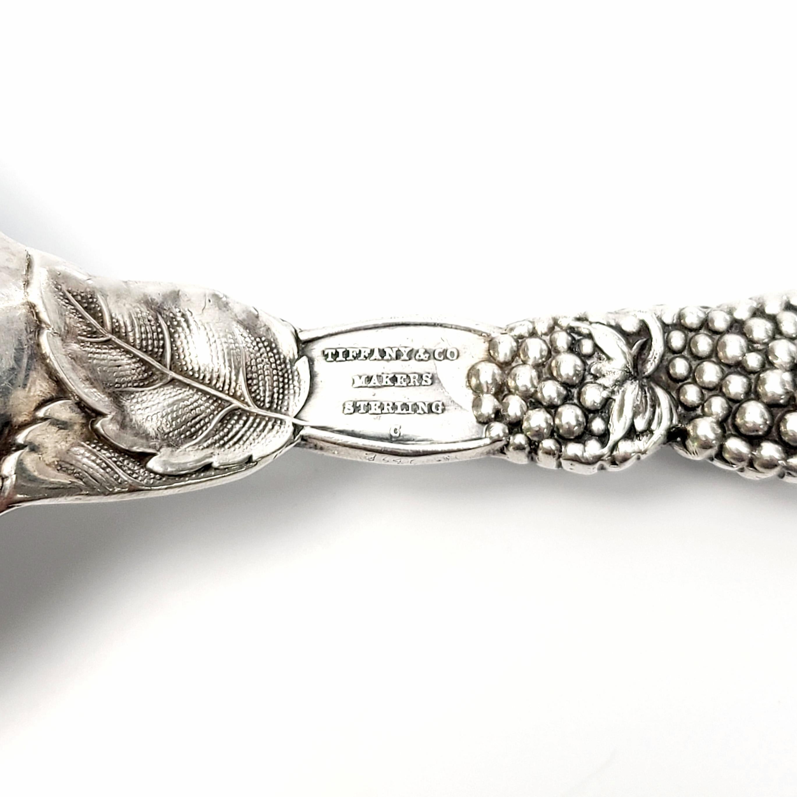 Antike Tiffany & Co. Casserole-Löffel aus Sterlingsilber mit Blackberry-Muster und Beerenbeeren im Angebot 2