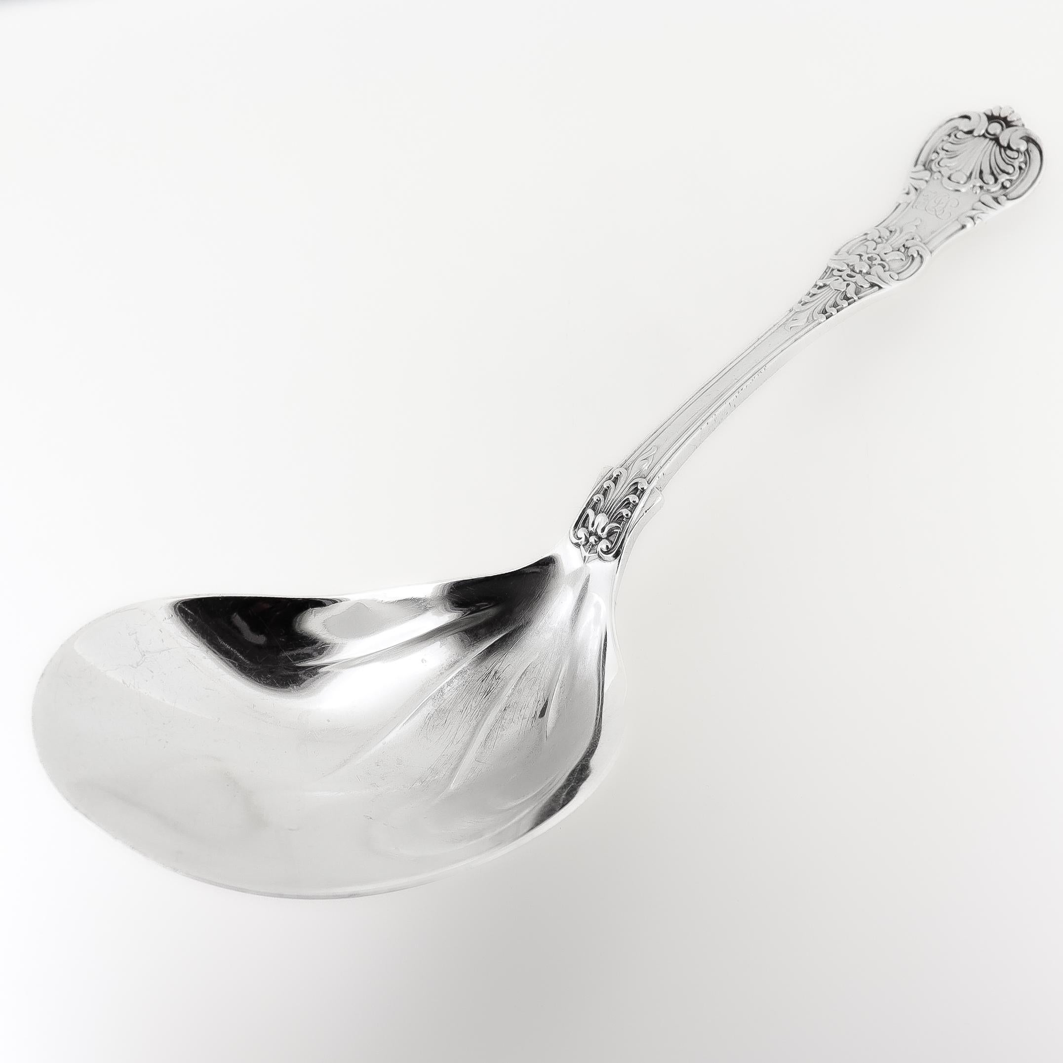 Fina cuchara antigua de plata para ostras o cazuelas.

En plata de ley.

De Tiffany & Co.

Con el patrón 