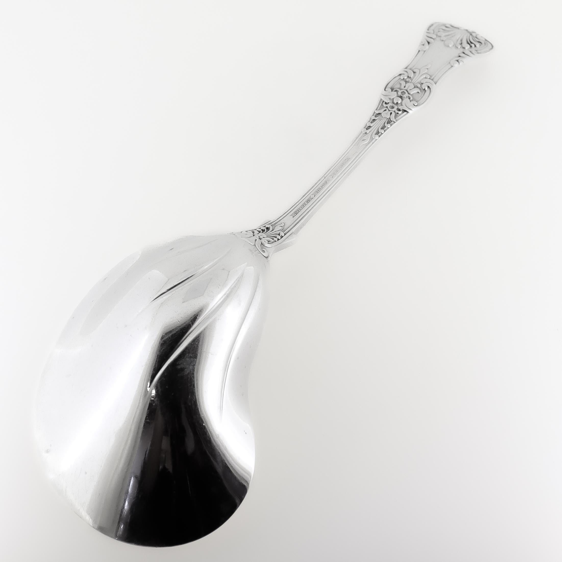 Antigüedades Tiffany & Co. Cuchara de Plata de Ley 'Rey Inglés' Ostra de Berry Art Nouveau en venta
