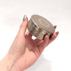 Antigüedades Tiffany & Co. Caja redonda para tocador de plata de ley grabada