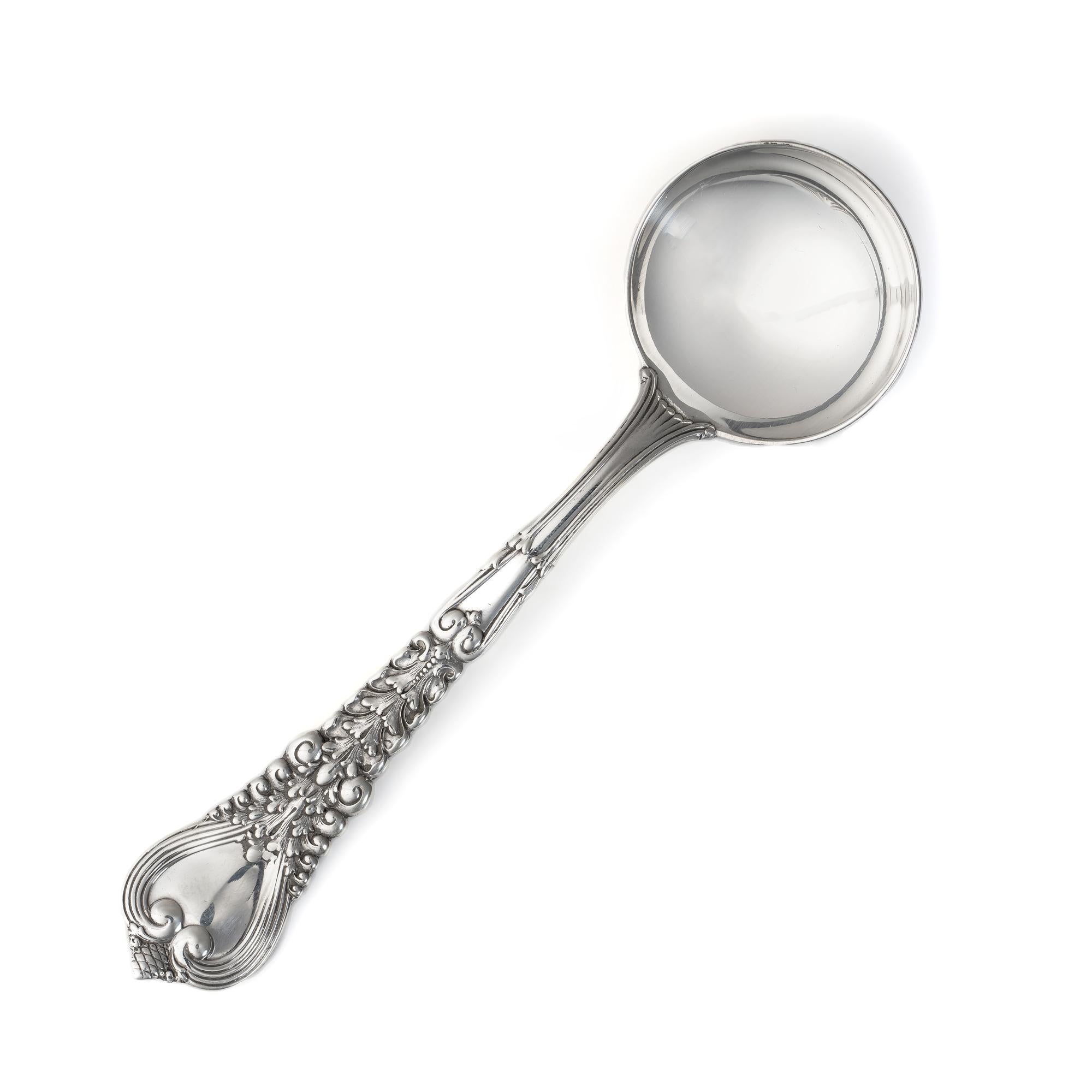 Antique Tiffany & Co. Sterling Silver Florentine Pattern Salt Spoon In Good Condition For Sale In Braintree, GB