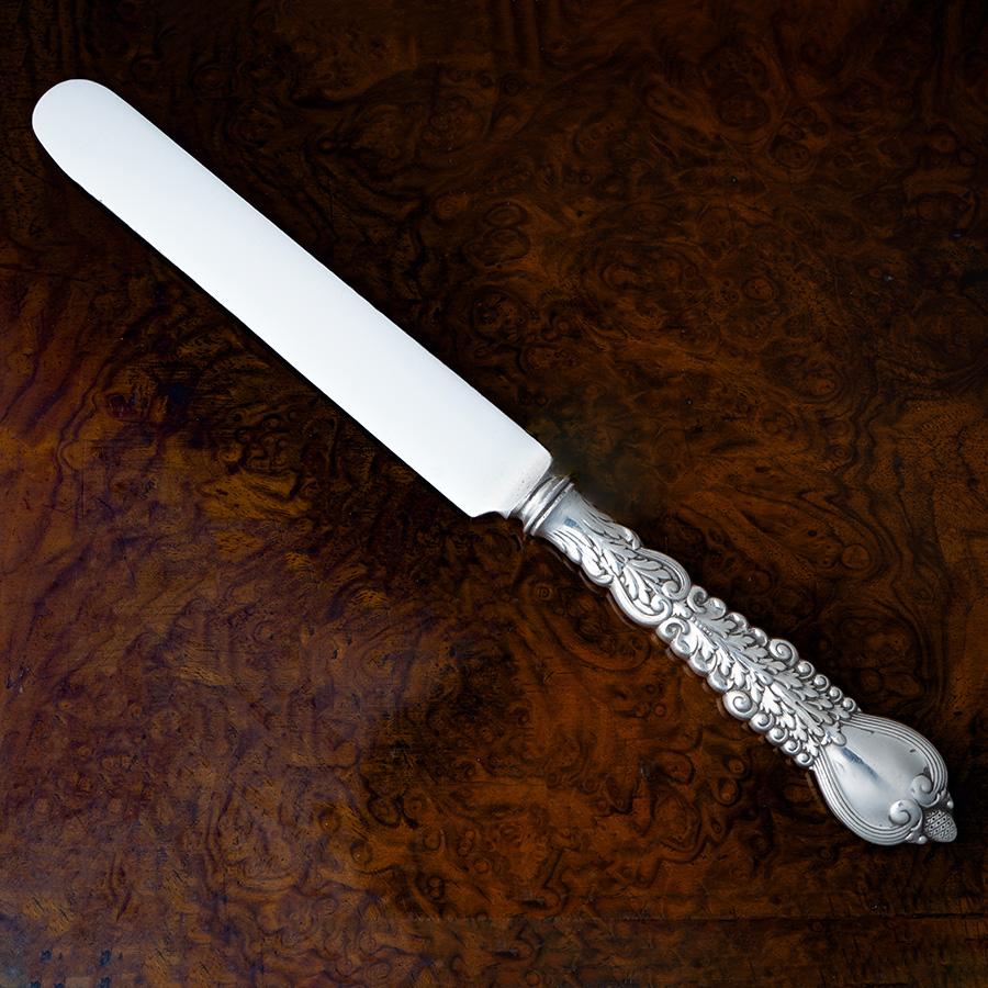 Antike Tiffany & Co. Sterling Silber Florentine Muster großes Messer. 

Hersteller: Tiffany & Co
Muster: Entworfen von Paulding Farnham
Stil: Renaissance-Revival
Eingeführt 1900, aber die Patentanmeldung wurde erst am 9. Mai 1904 eingereicht
