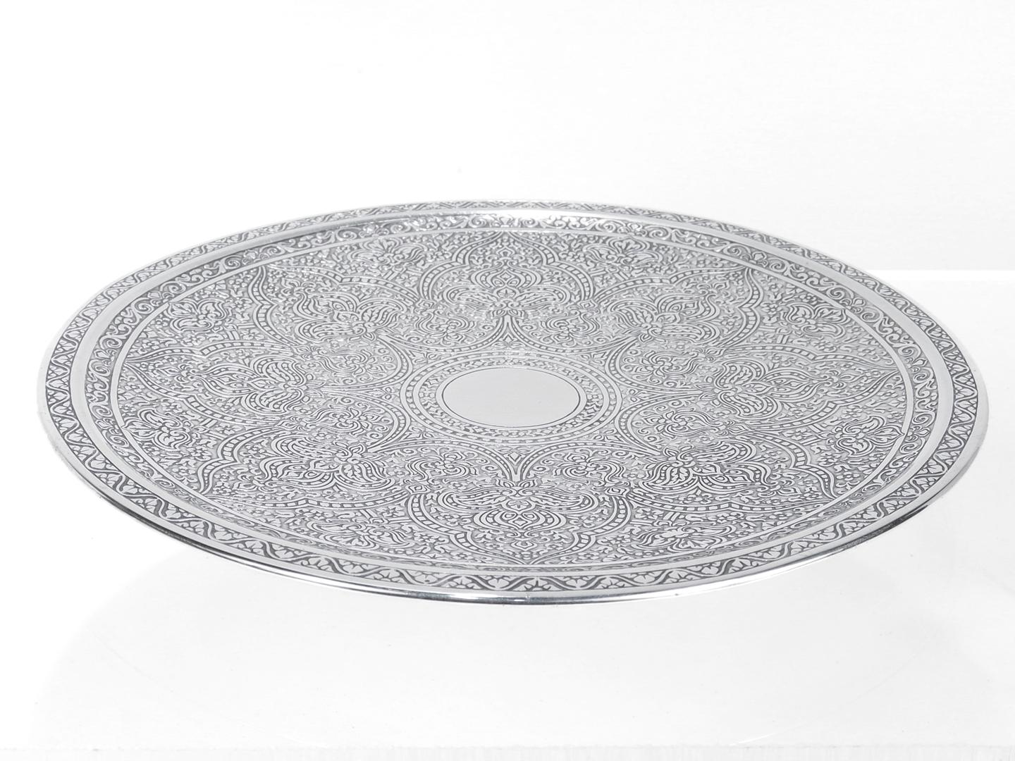 A fine cake stand or footed serving tray.

By Tiffany & Co.

In sterling silver.

With a Persian pattern or Islamic style ornate acid-etched design.

Fully hallmarked to the reverse.

Simply wonderful Tiffany design!

Date:
Early 20th