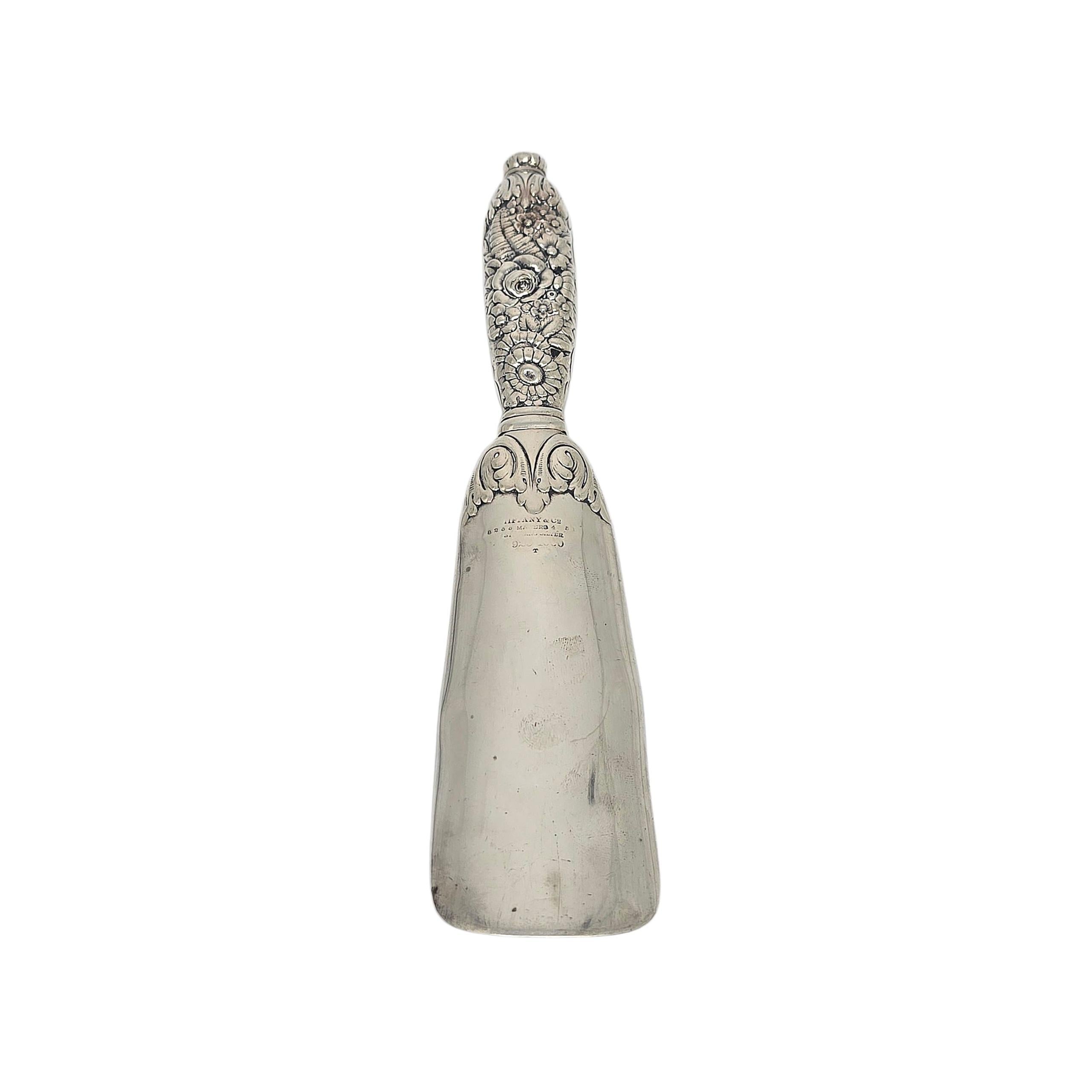 Ancien cornet à chaussures en argent sterling repoussé avec motif floral et Monogramme de Tiffany & Co.

Le Monogramme semble être LWF

Le manche de ce cornet à chaussures est orné d'un motif floral repoussé complexe. Le poinçon AT&T date cette