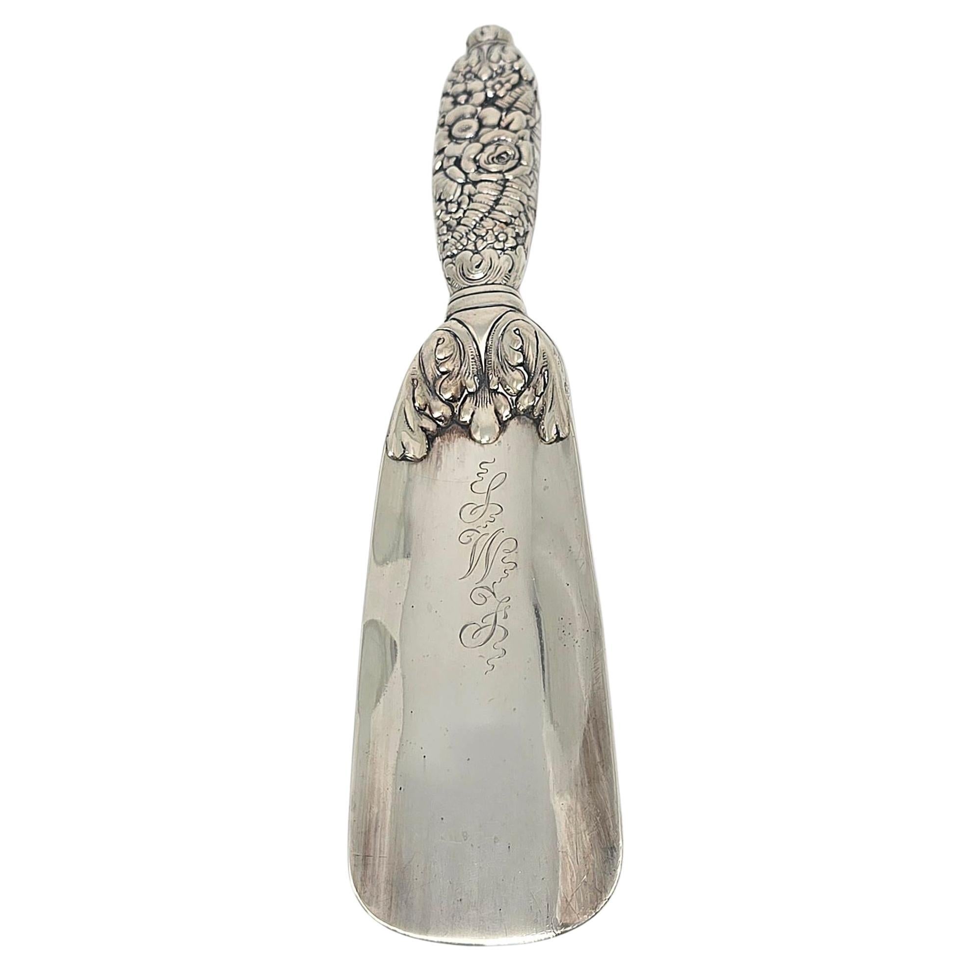 Antique Tiffany & Co Sterling Silver Repousse Floral Shoe Horn w/Monogram #22623 en vente