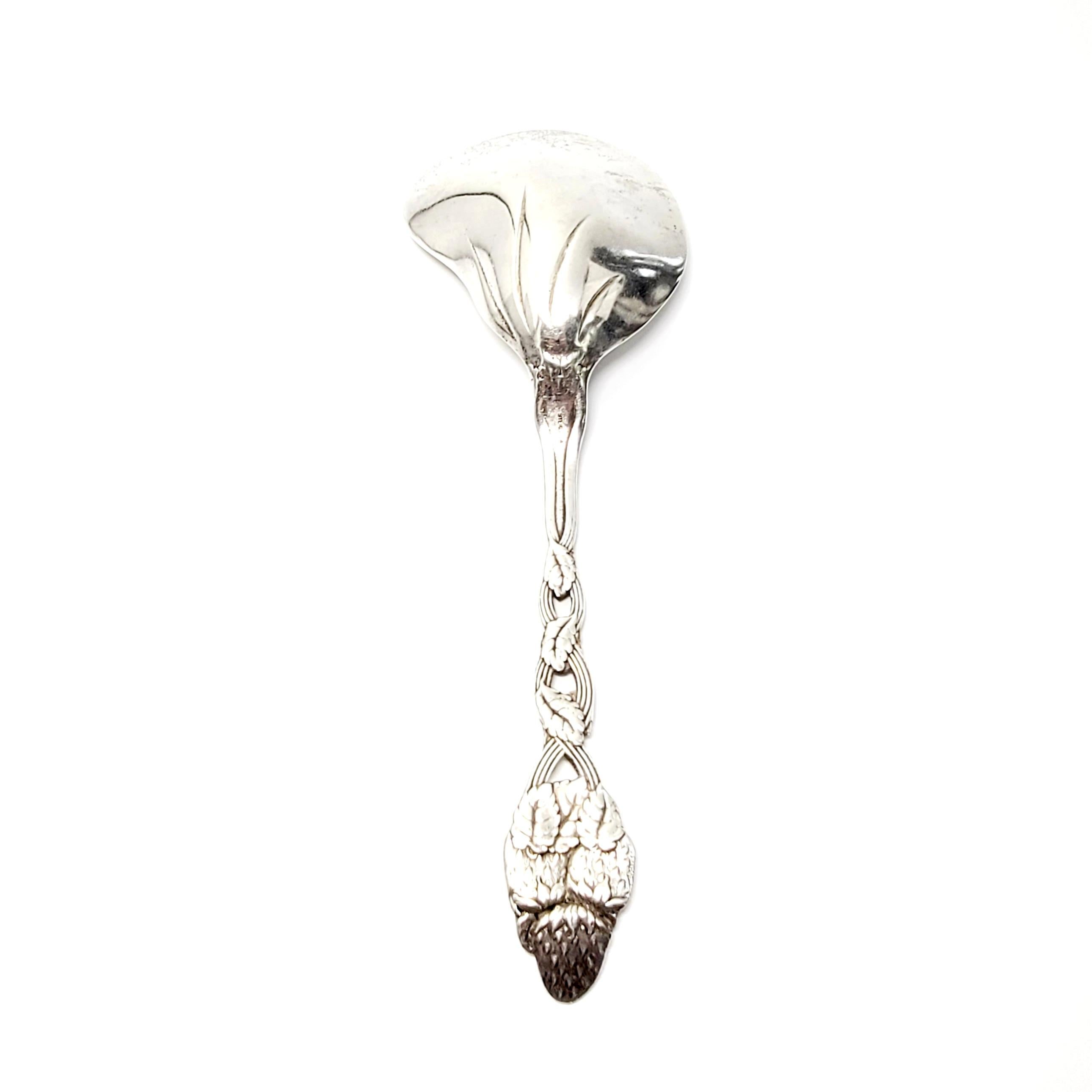Cuchara antigua de plata de ley para cacerola de bayas de Tiffany & Co. en el diseño Fresa.

El modelo Fresa de Tiffany se introdujo a principios del siglo XX. Esta cuchara tiene un mango con dibujo de fresa y un cuenco en forma de riñón.

Sin