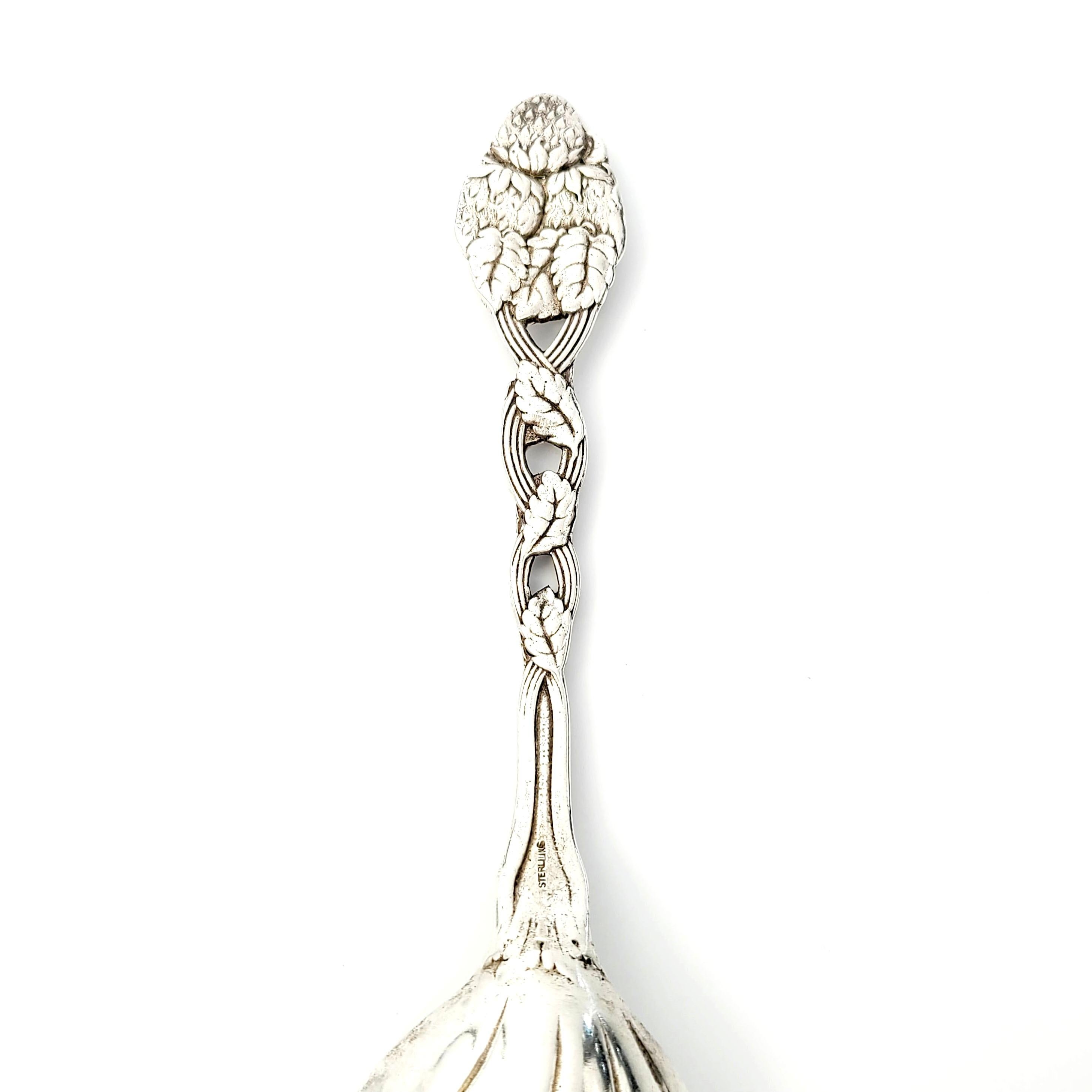Antiguo Tiffany & Co Cuchara de plata esterlina con dibujo de fresa y bayas para cazuela Plata esterlina en venta
