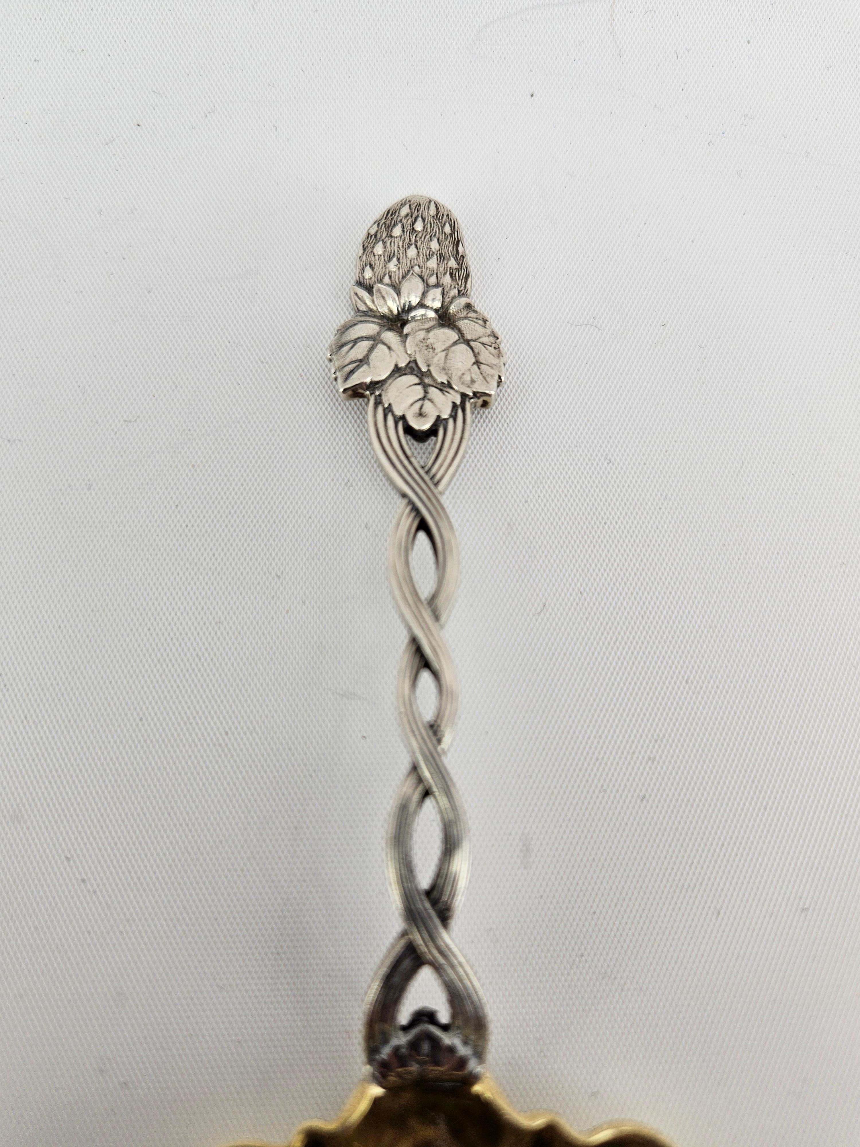 Antigüedades Tiffany & Co. Colador de azúcar de plata de ley con forma de vid de fresa en Bueno estado para la venta en Hamilton, Ontario