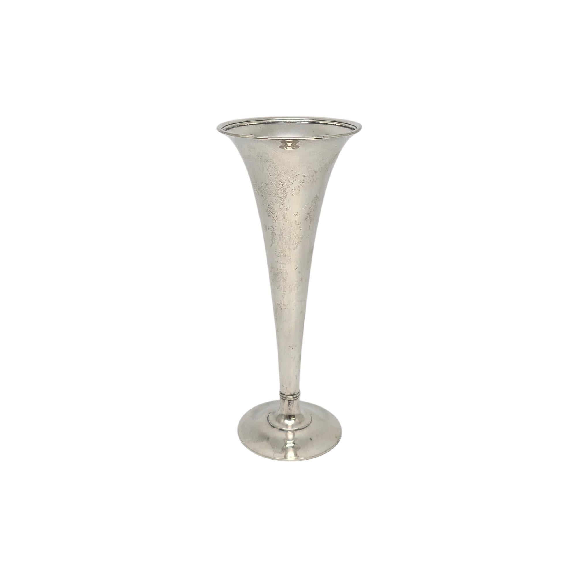 Jarrón trompeta de plata de ley de Tiffany & Co.

Sin monograma ni grabado.

Un hermoso jarrón con pie en forma de trompeta, sencillo y elegante. Los sellos datan esta pieza de la fabricación bajo la dirección de John C. Moore, 1907-47. El número de