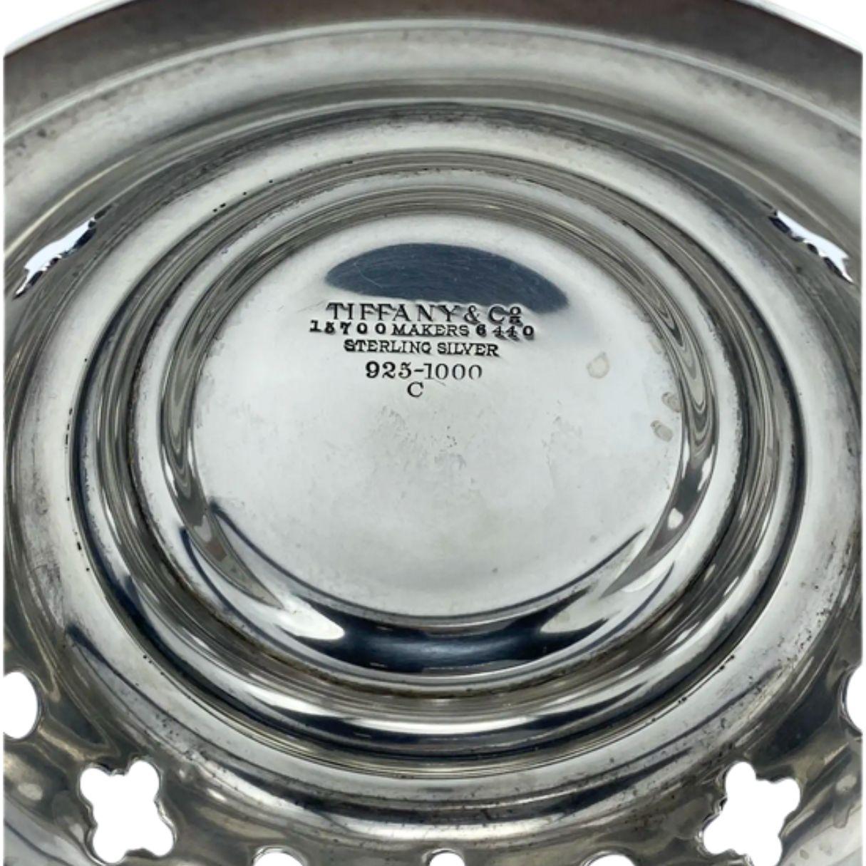 Il vaso è stato creato da Tiffany & Co. ed è realizzato in argento 925/1000. Il vaso presenta un design floreale e geometrico. Viene fornito senza fodera.

Punzoni: TIFFANY & Co. 15700 Makers 6440 Argento 925/ 1000.

Misure: Altezza 13