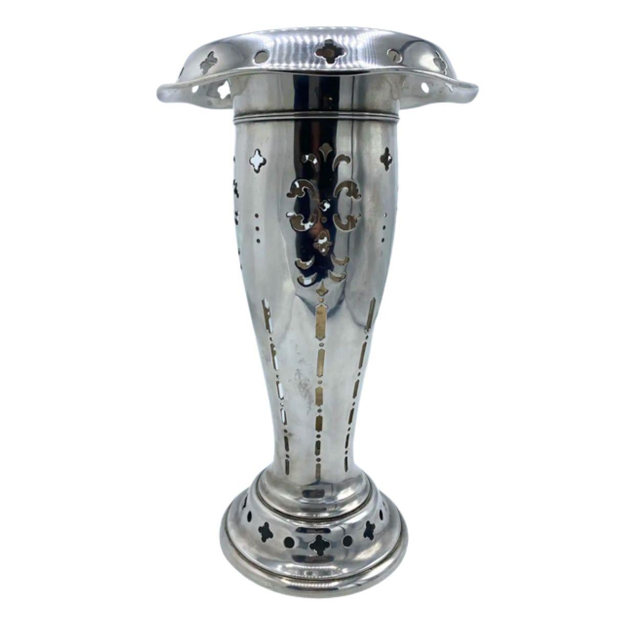 Antico vaso in argento Tiffany & Co. In condizioni buone in vendita a Beverly Hills, CA