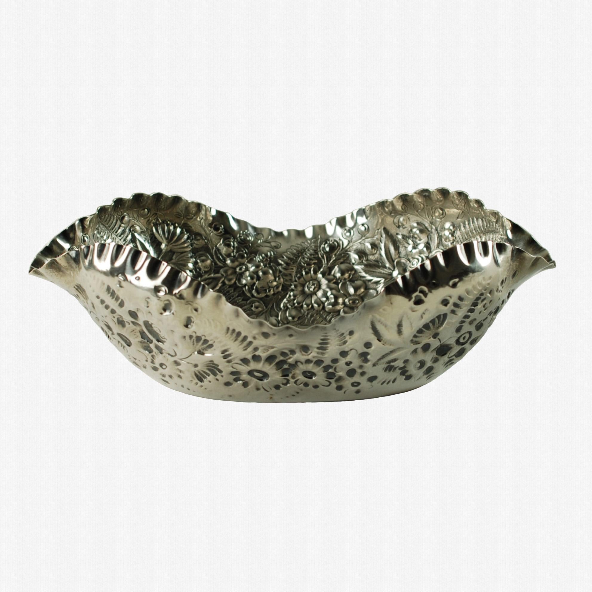 Antike Tiffany & Company Sterling Silber Farn und Blumen Repousse Schale (Repoussé) im Angebot