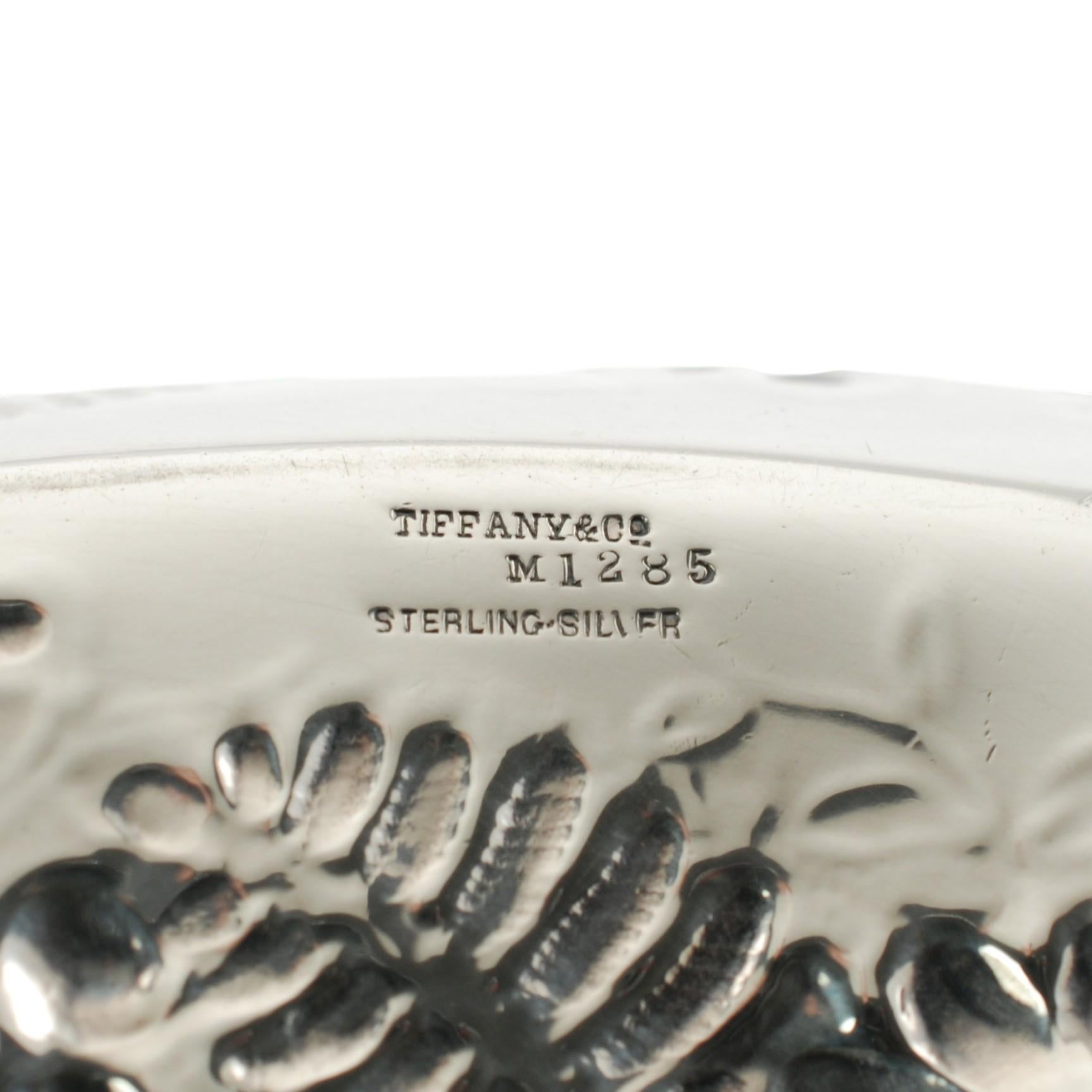 Ancienne coupe repoussée en argent Tiffany & Company Fern et fleurs en vente 5