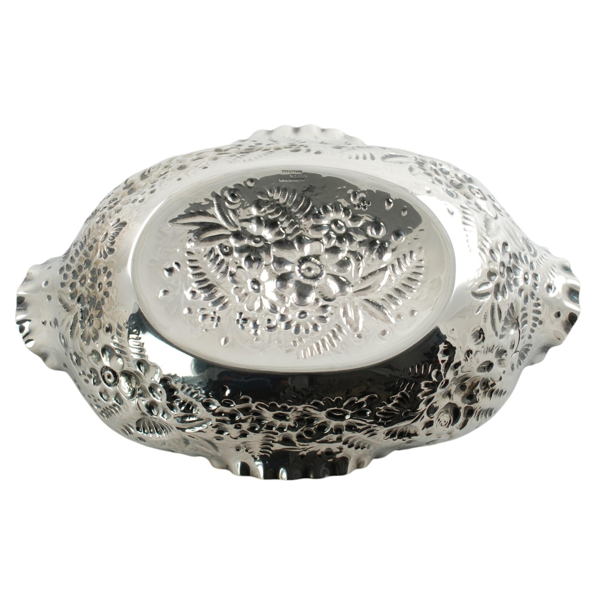Ancienne coupe repoussée en argent Tiffany & Company Fern et fleurs en vente 4