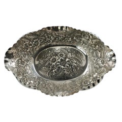 Antiguo cuenco de plata de ley Tiffany & Company con helecho y flores repujadas