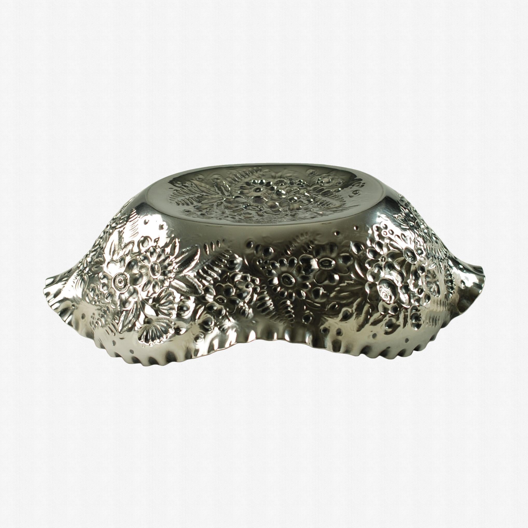 Antike Tiffany & Company Sterling Silber Farn und Blumen Repousse Schale im Angebot 4