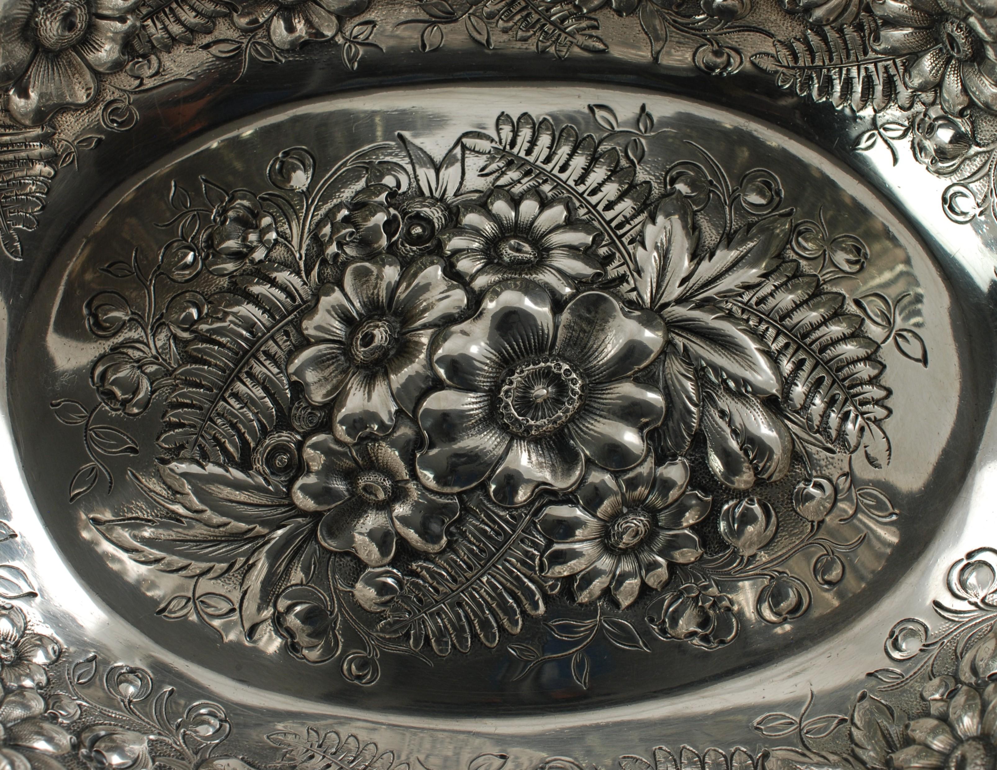 Victorien tardif Ancienne coupe repoussée en argent Tiffany & Company Fern et fleurs en vente