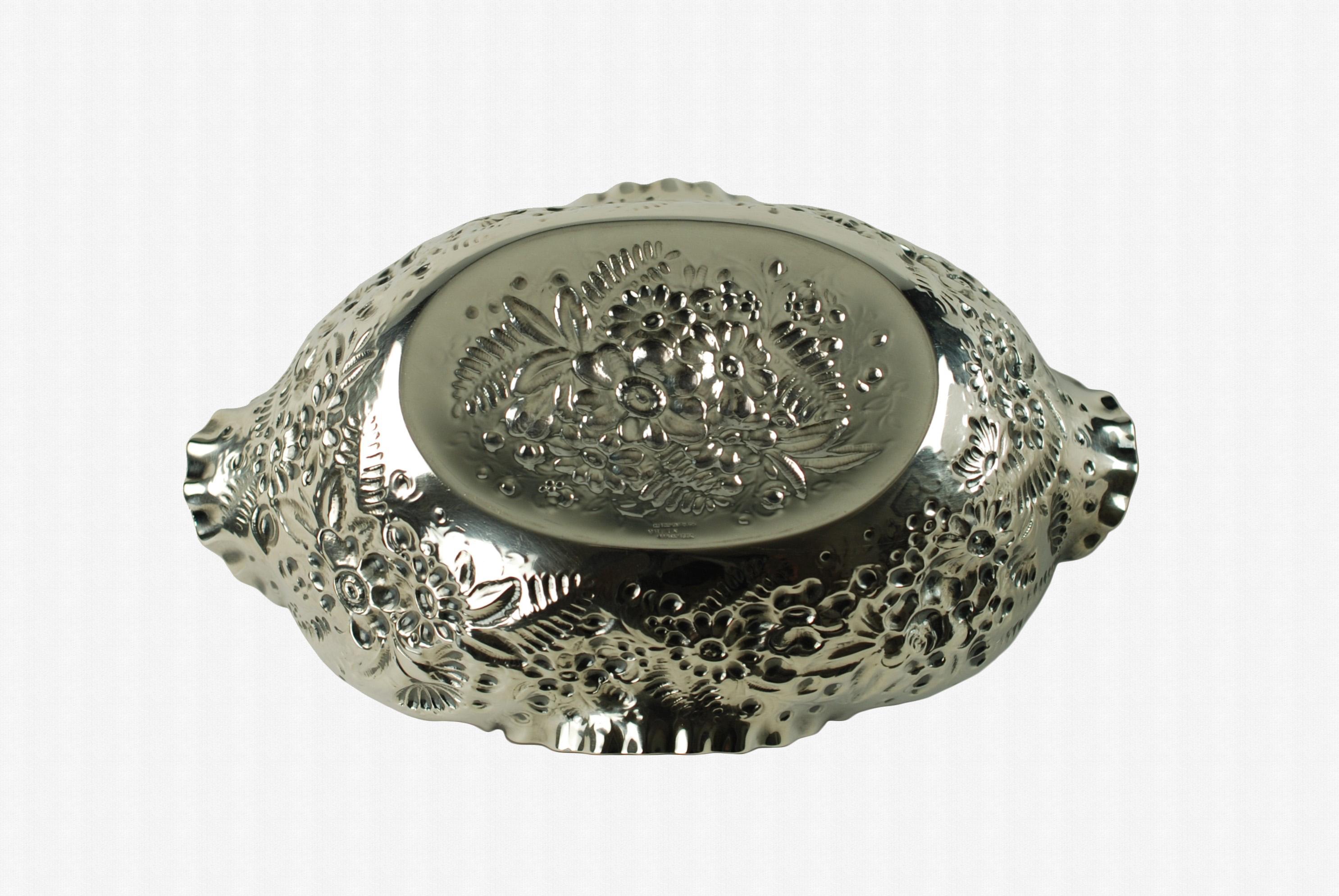 Antiguo cuenco de plata de ley Tiffany & Company con helecho y flores repujadas en venta 4