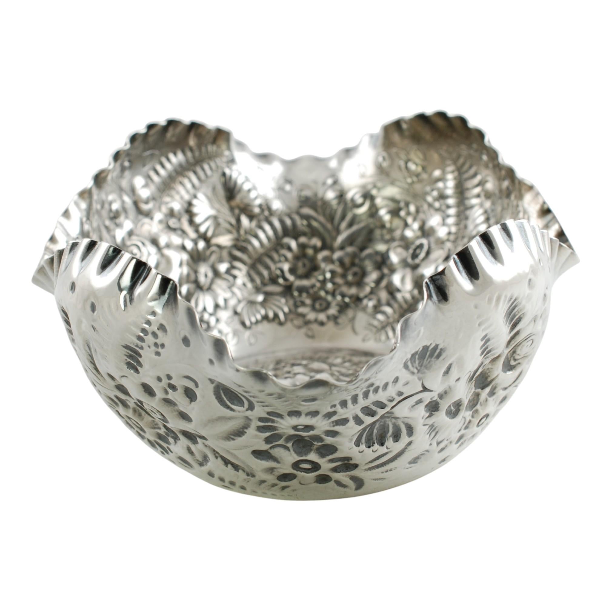 Argent Ancienne coupe repoussée en argent Tiffany & Company Fern et fleurs en vente