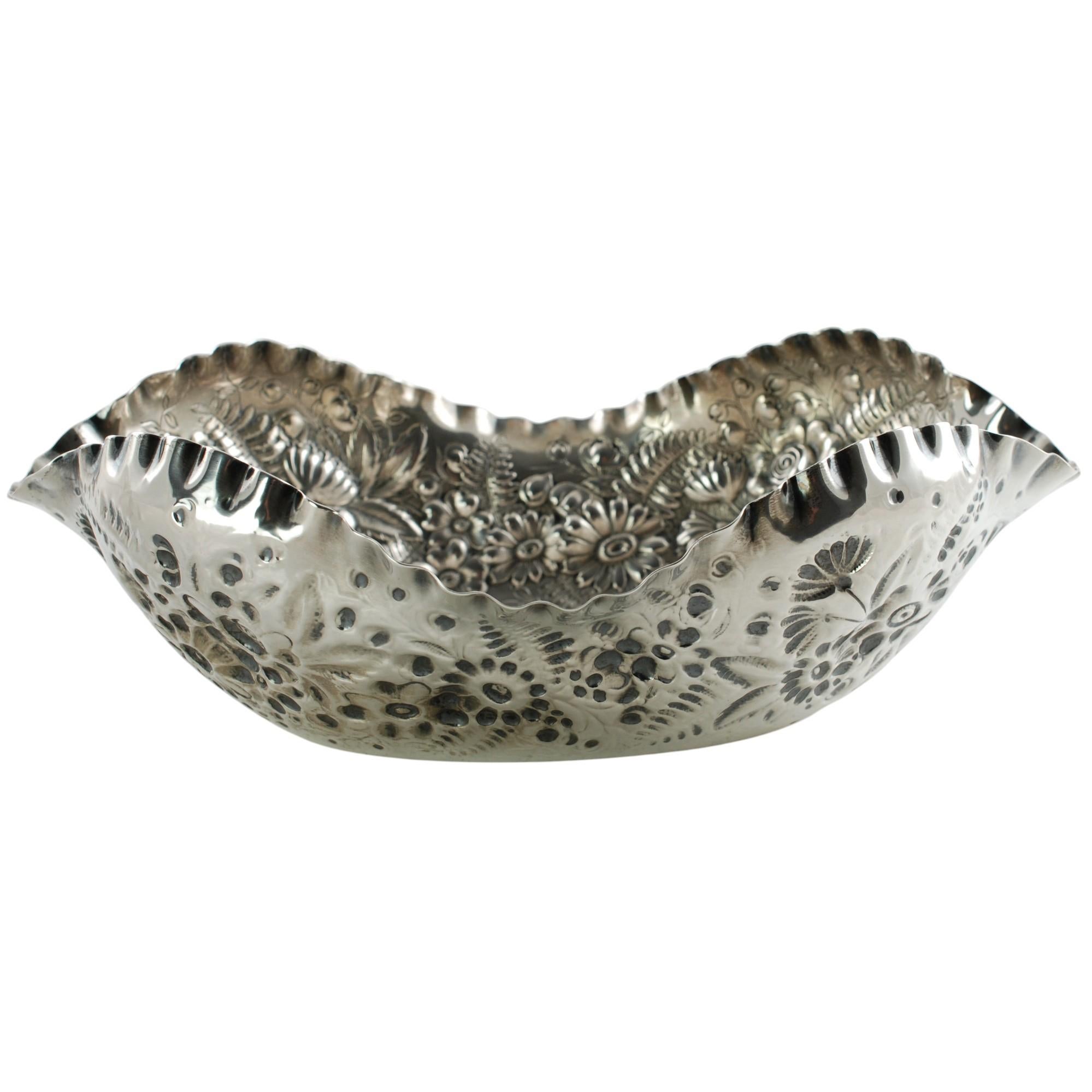 Ancienne coupe repoussée en argent Tiffany & Company Fern et fleurs en vente 1