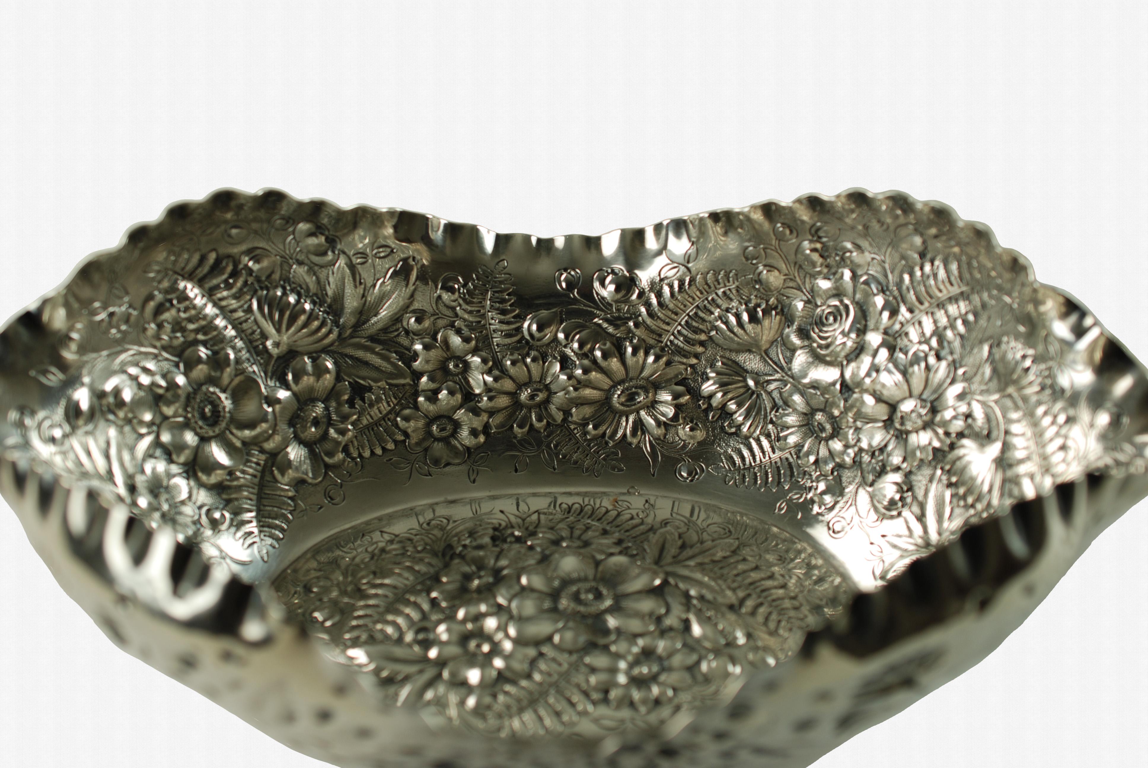Antiguo cuenco de plata de ley Tiffany & Company con helecho y flores repujadas en venta 1