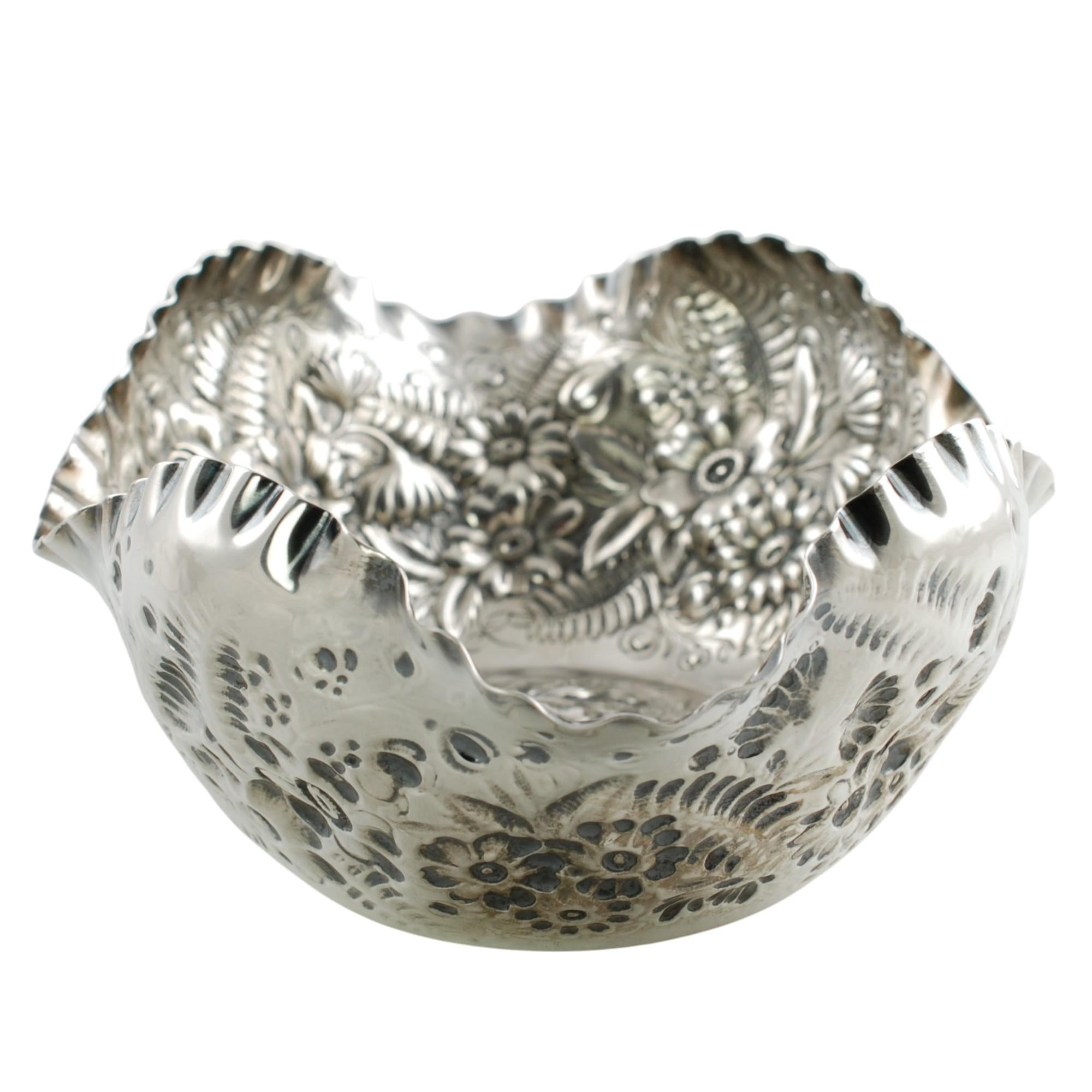 Ancienne coupe repoussée en argent Tiffany & Company Fern et fleurs en vente 2