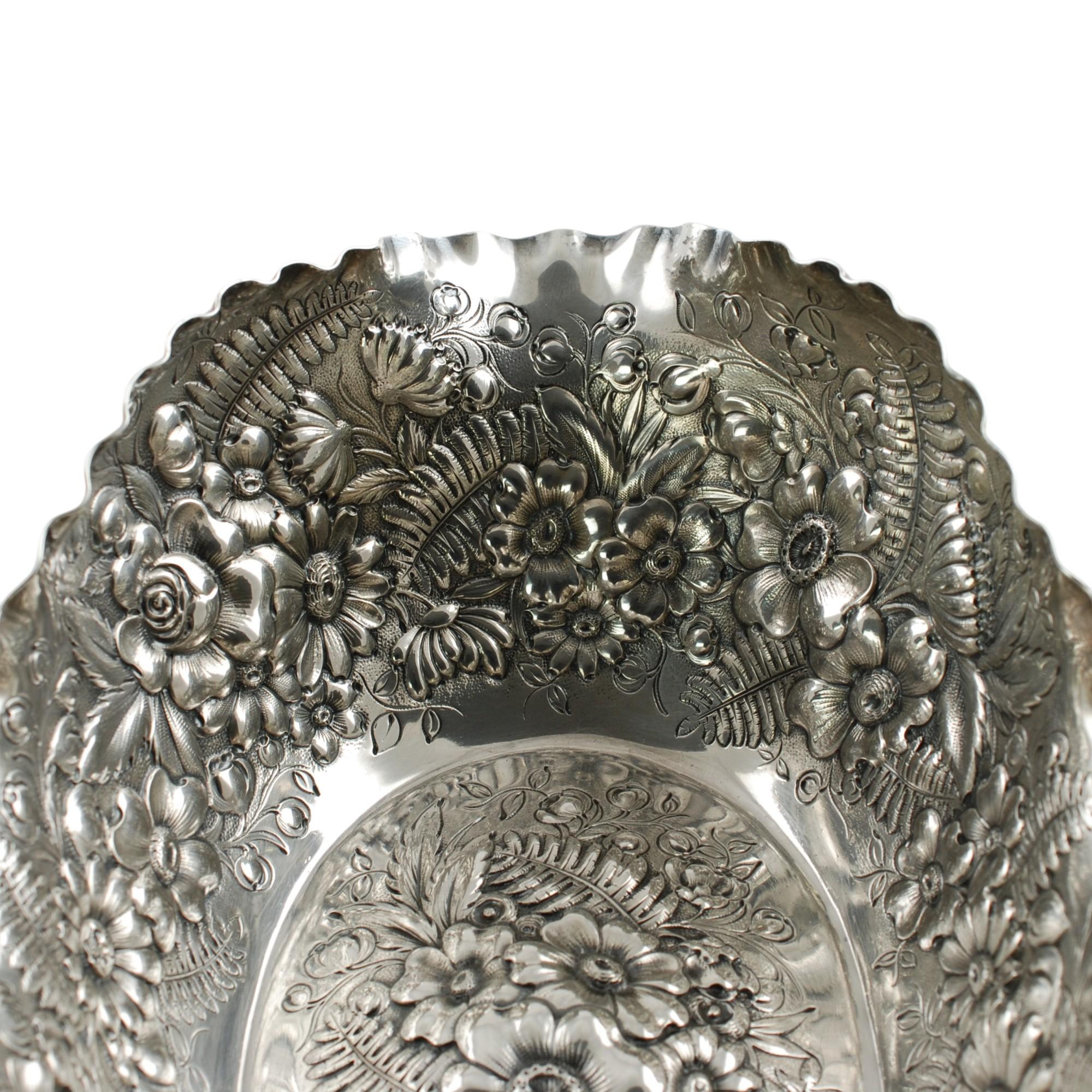 Repoussé Ancienne coupe repoussée en argent Tiffany & Company Fern et fleurs en vente