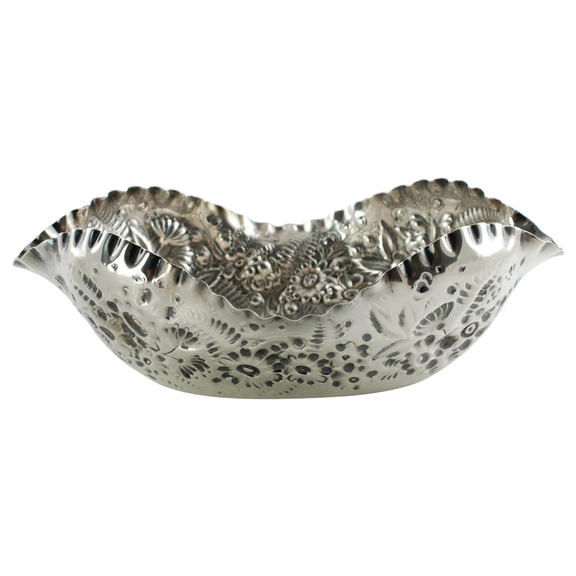 Ancienne coupe repoussée en argent Tiffany & Company Fern et fleurs en vente 3