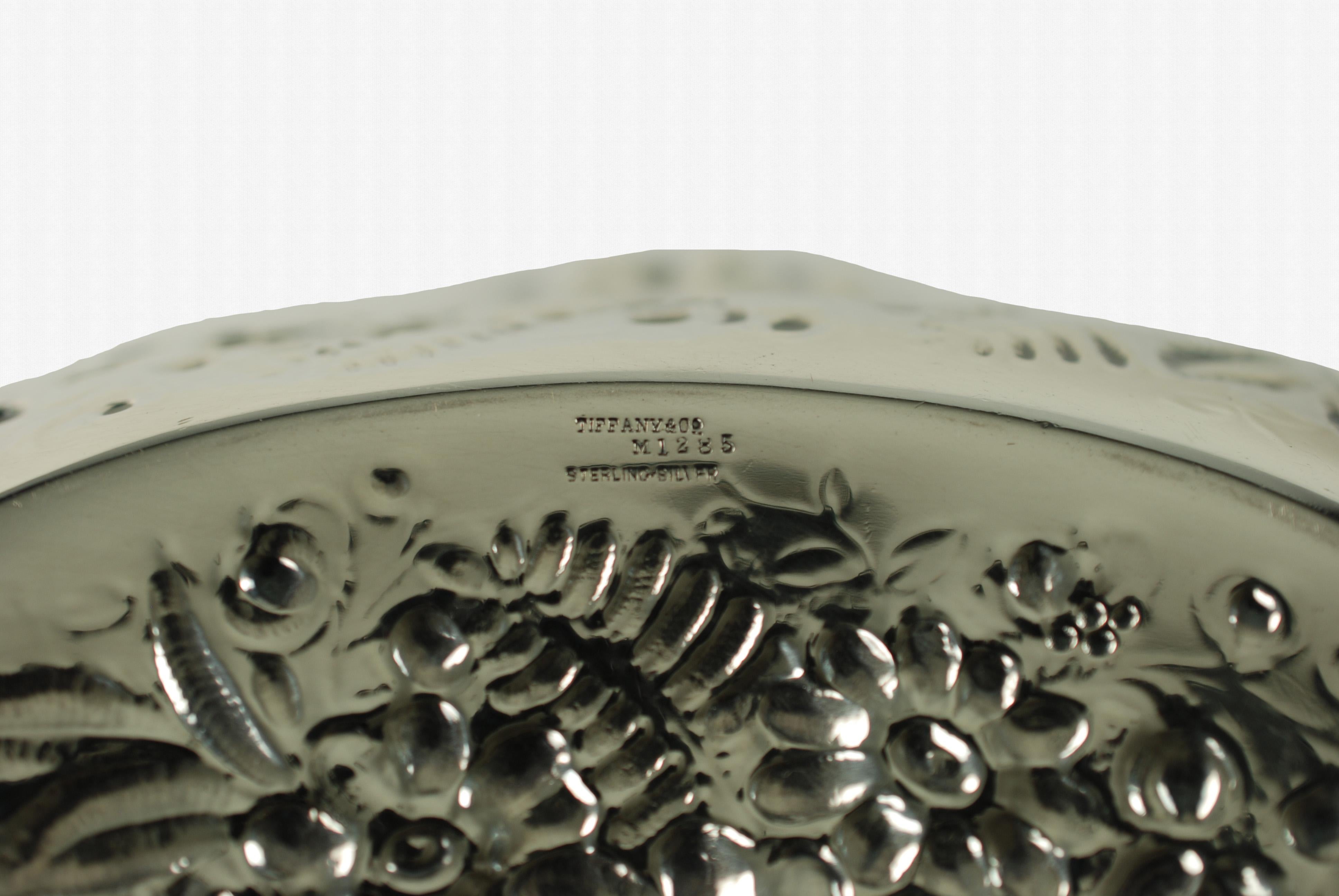 Antiguo cuenco de plata de ley Tiffany & Company con helecho y flores repujadas en venta 5