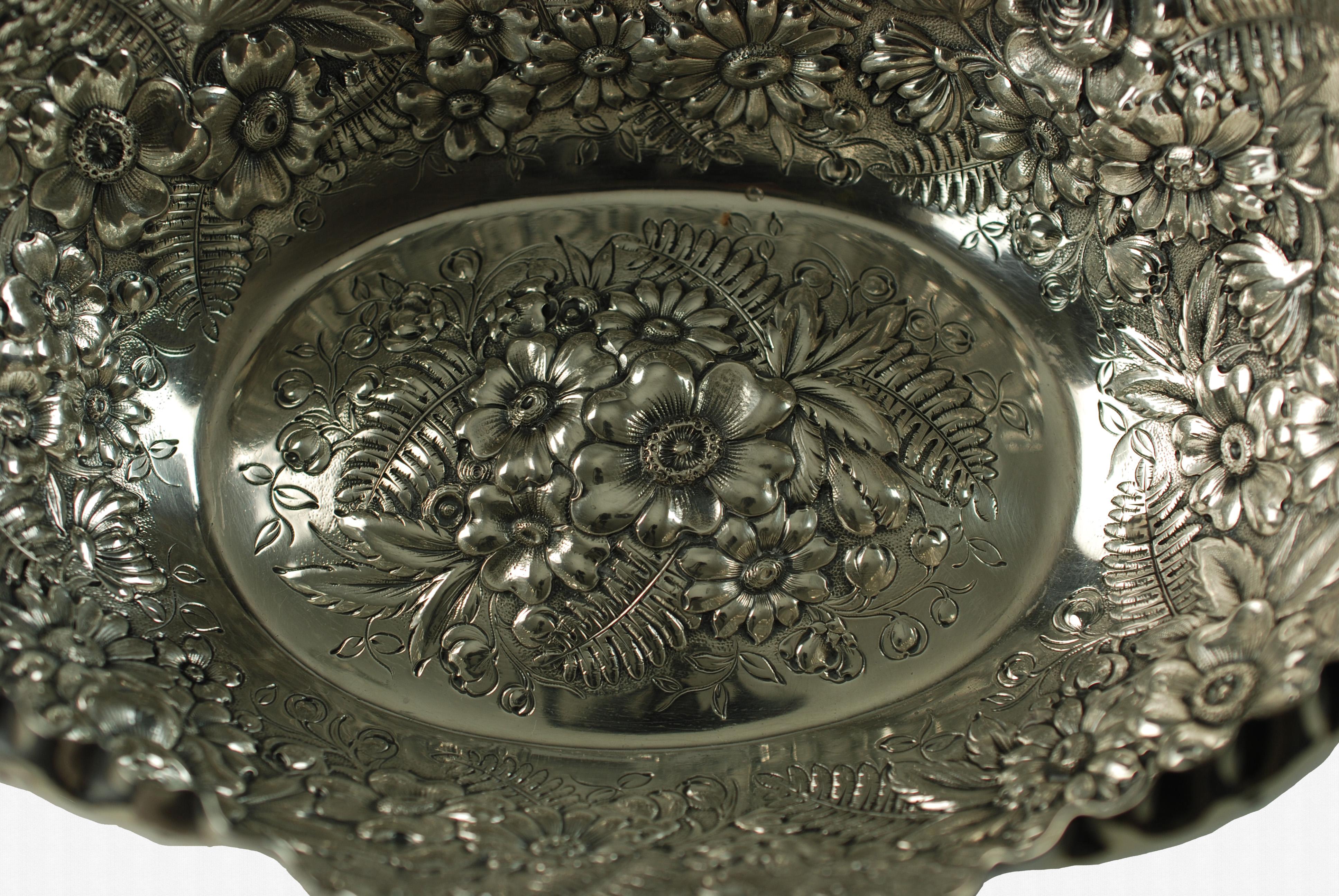 Antike Tiffany & Company Sterling Silber Farn und Blumen Repousse Schale (Spätes 19. Jahrhundert) im Angebot