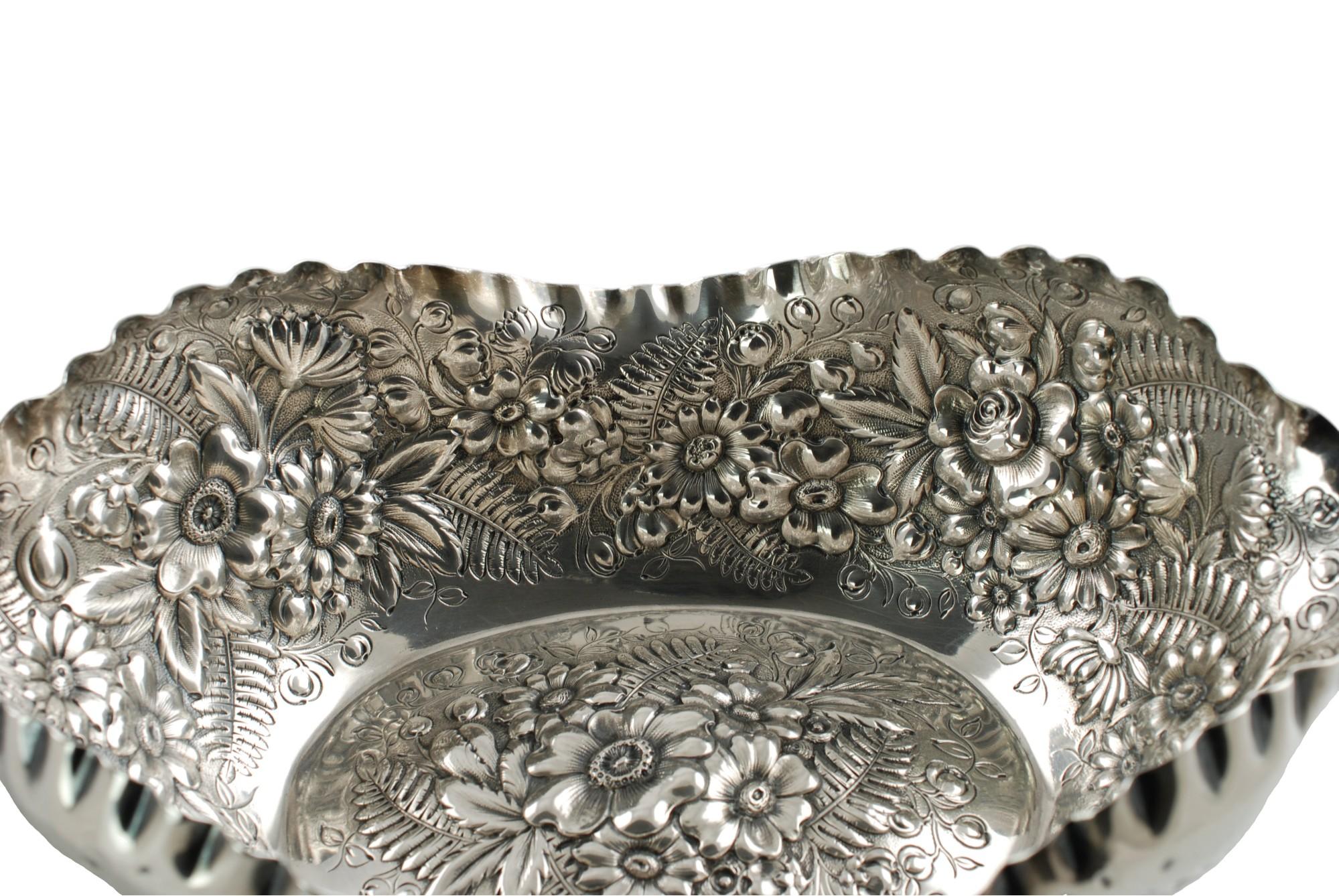 Américain Ancienne coupe repoussée en argent Tiffany & Company Fern et fleurs en vente