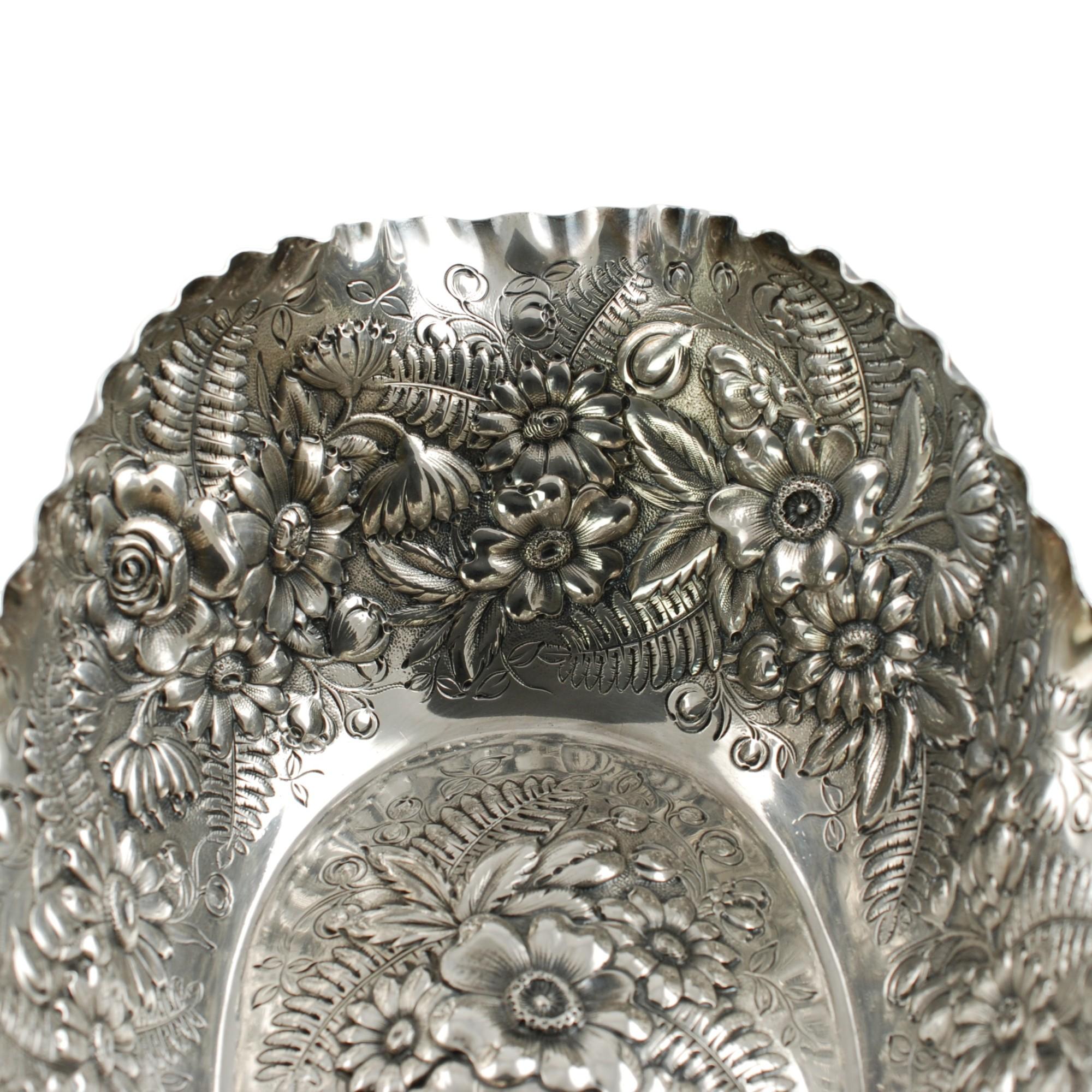 Fin du XIXe siècle Ancienne coupe repoussée en argent Tiffany & Company Fern et fleurs en vente